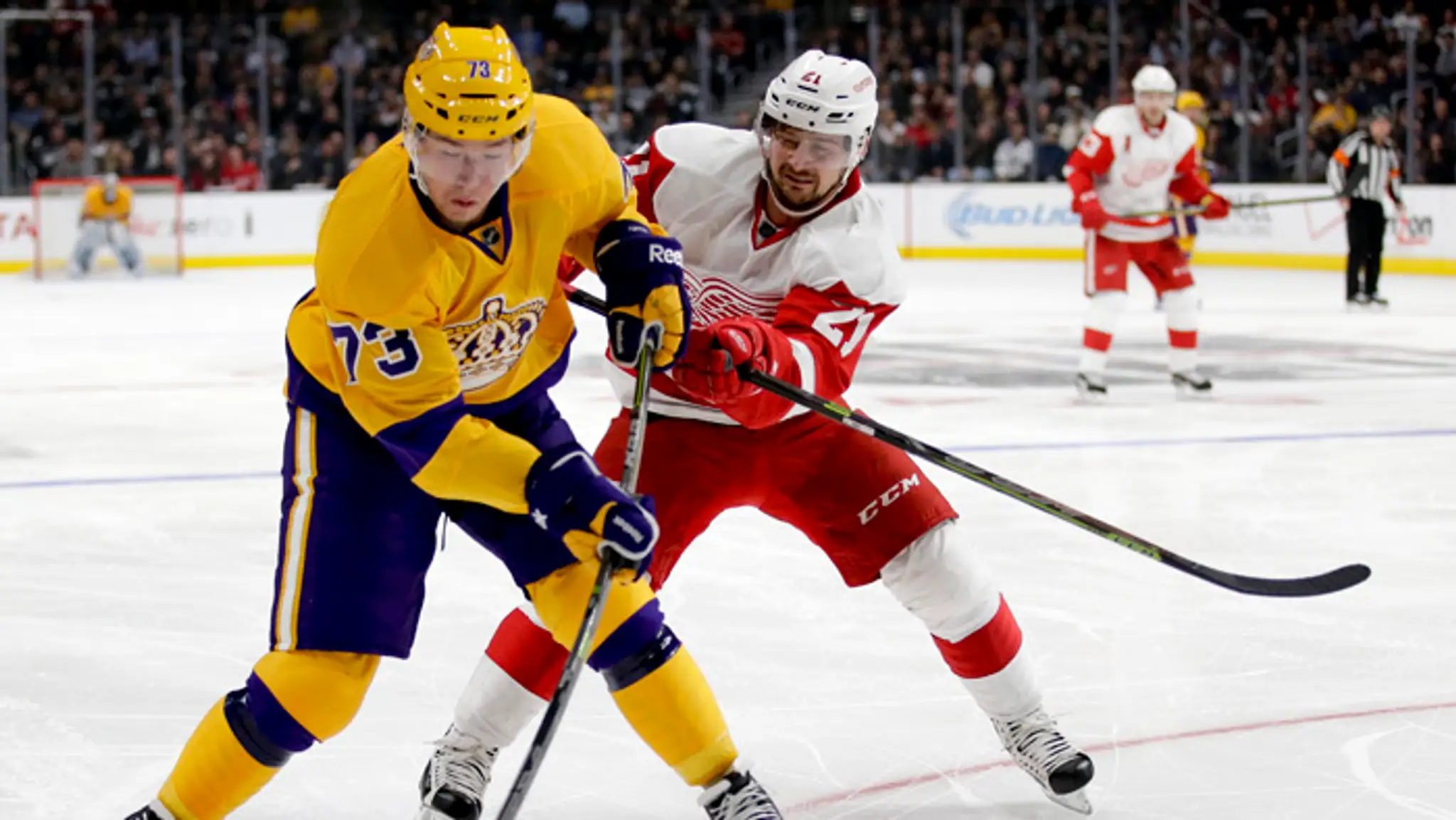Na archívnej snímke atakuje slovenský útočník Tomáš Tatar (v bielom) hráča Los Angeles Kings Tylera Toffoliho (v žltom retro dre