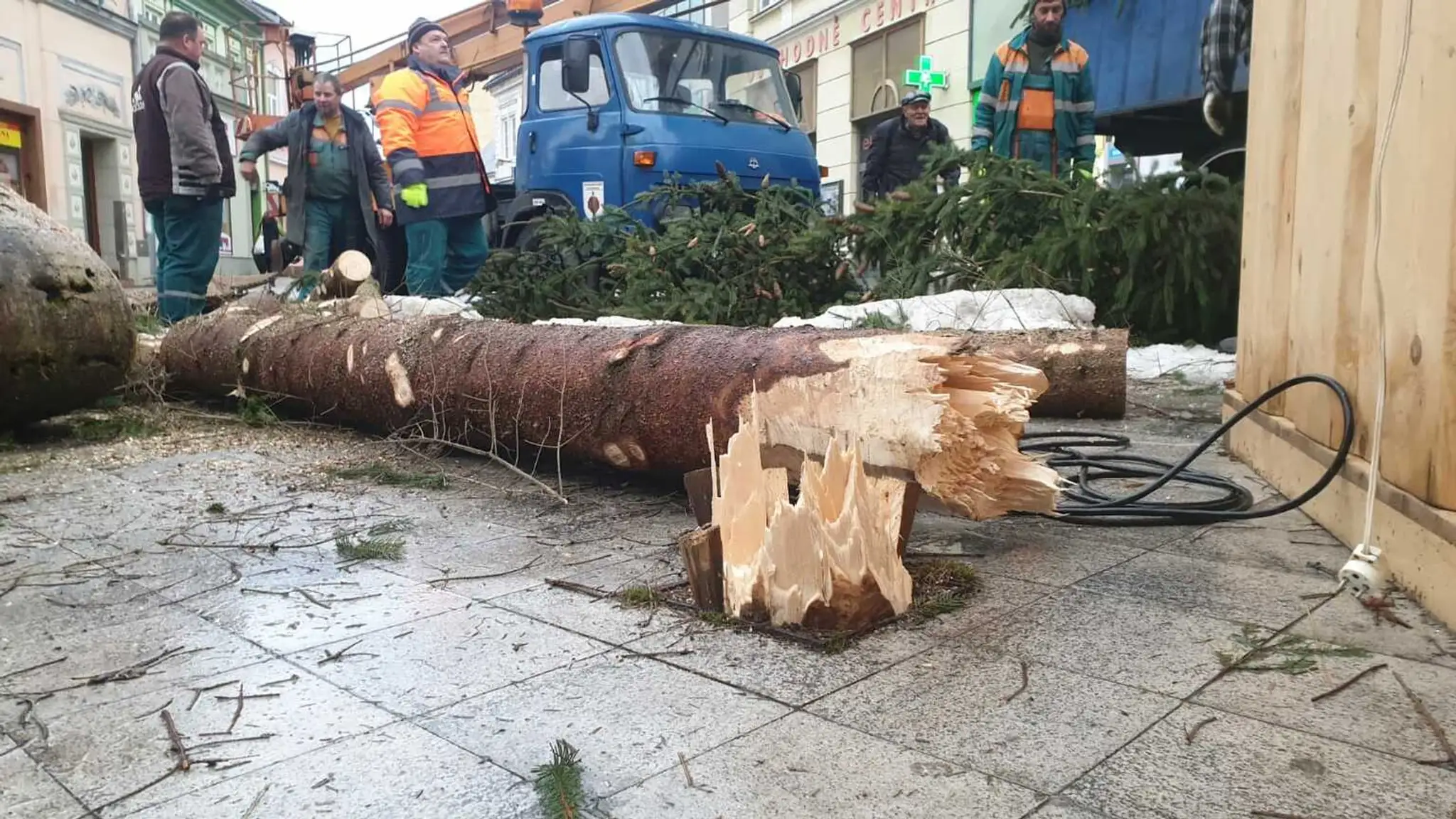 Na námestí sa zlomil desaťmetrový vianočný strom