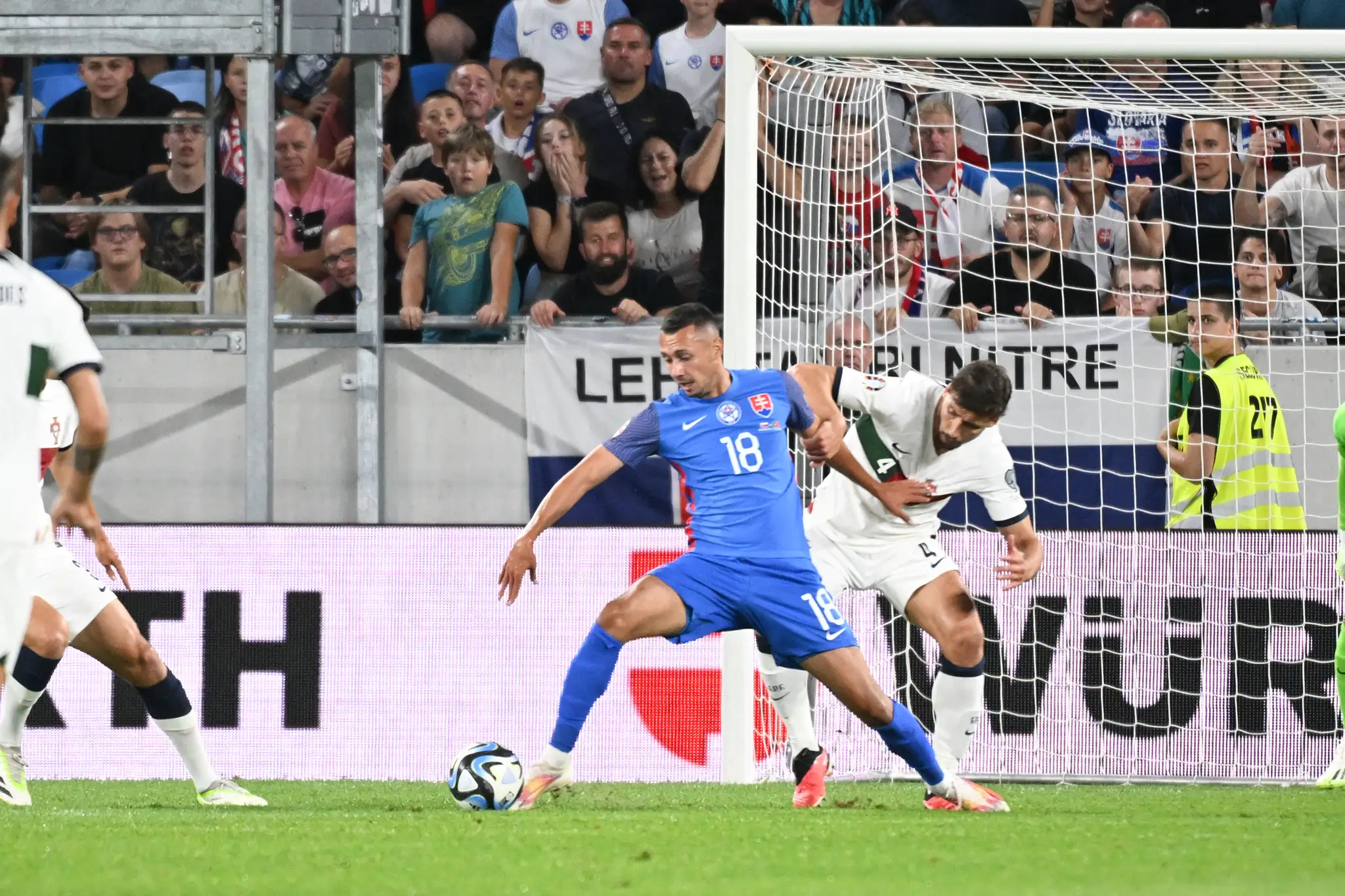  Na snímke vpravo Ruben Dias (Portugalsko) a vľavo Ivan Schranz (Slovensko).
