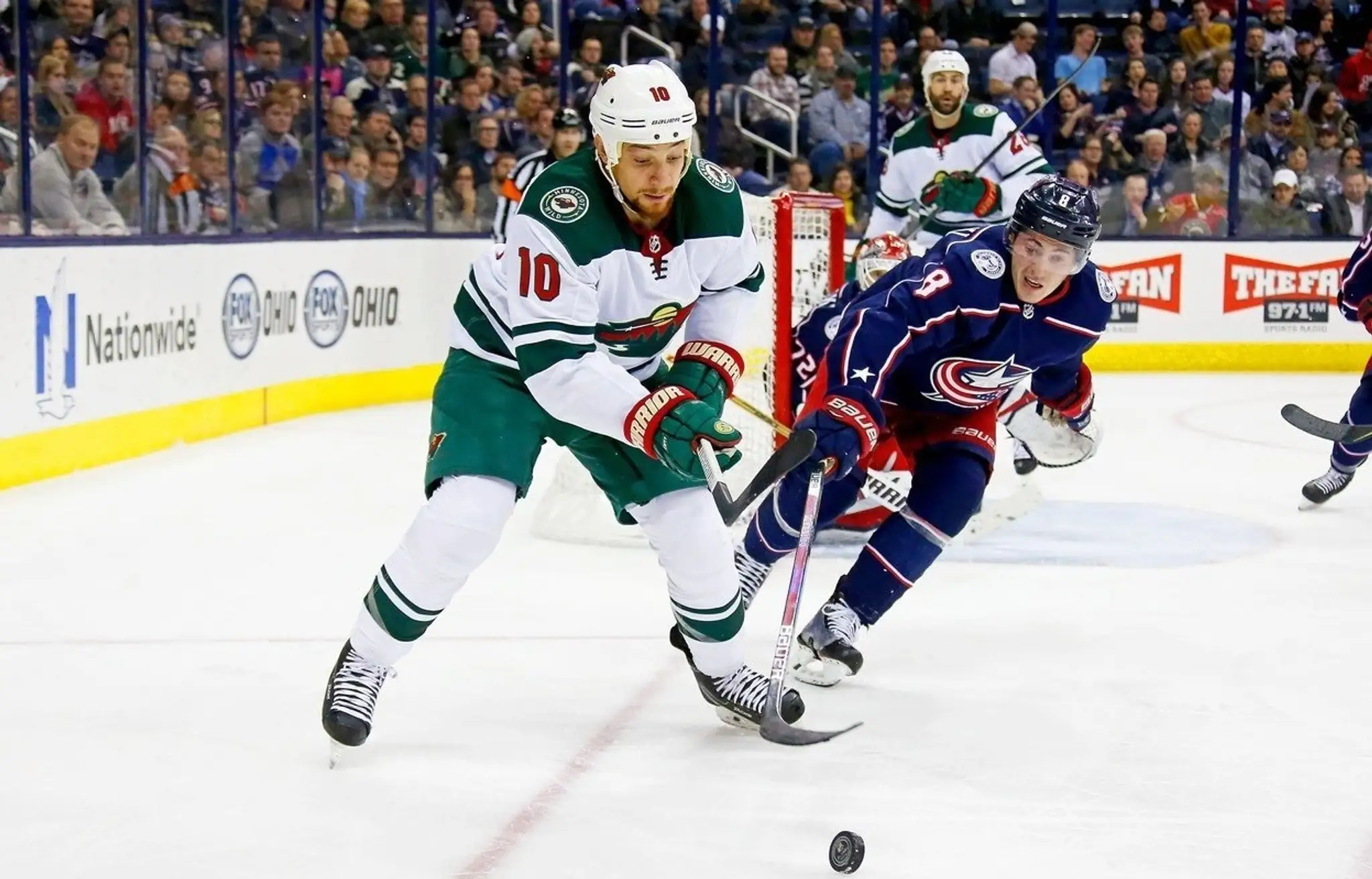 Chris Stewart (Minnesota) v súboji o puk so Zachom Werenskim (Columbus).