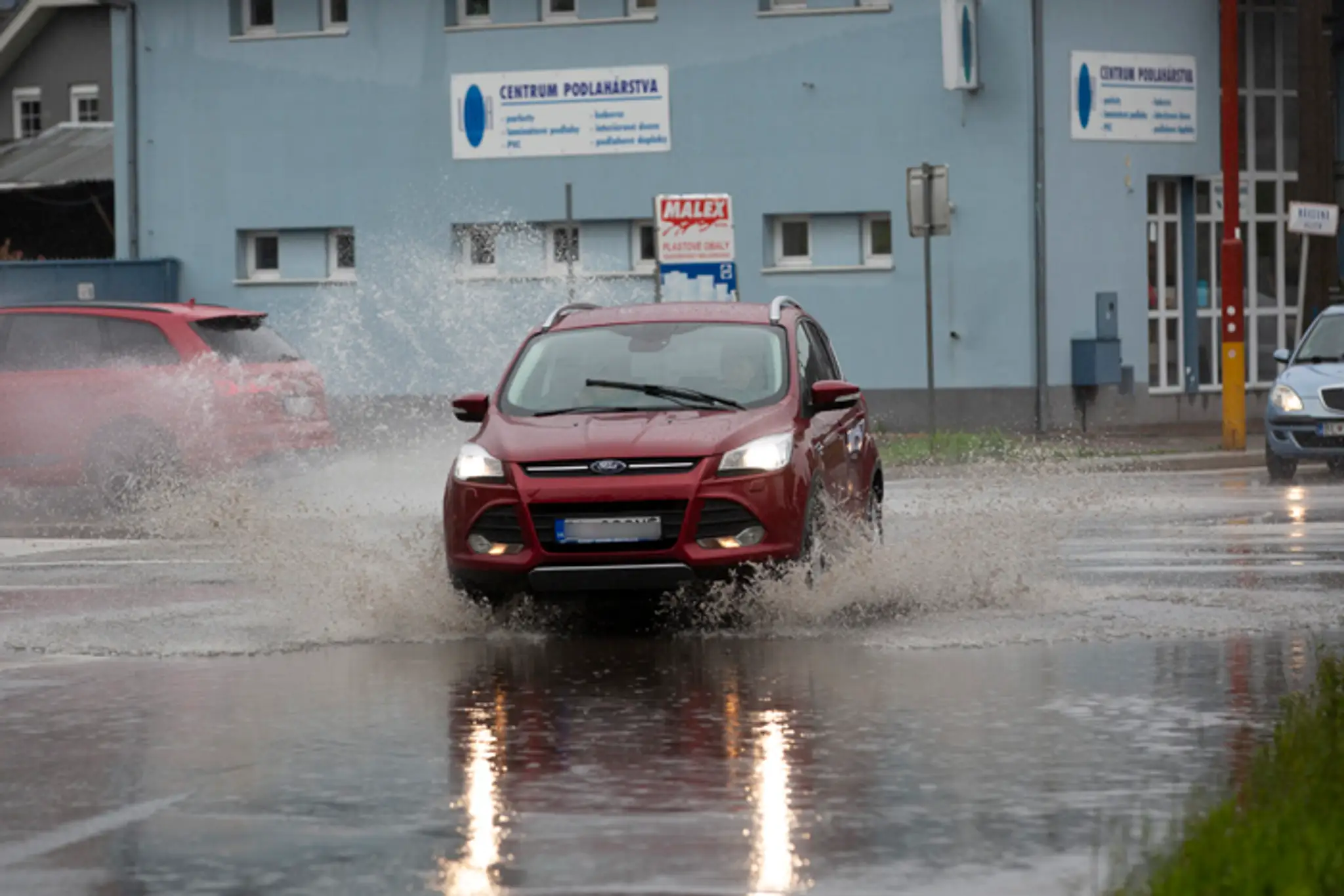 Havarovaná dodávka v obci Bučany.