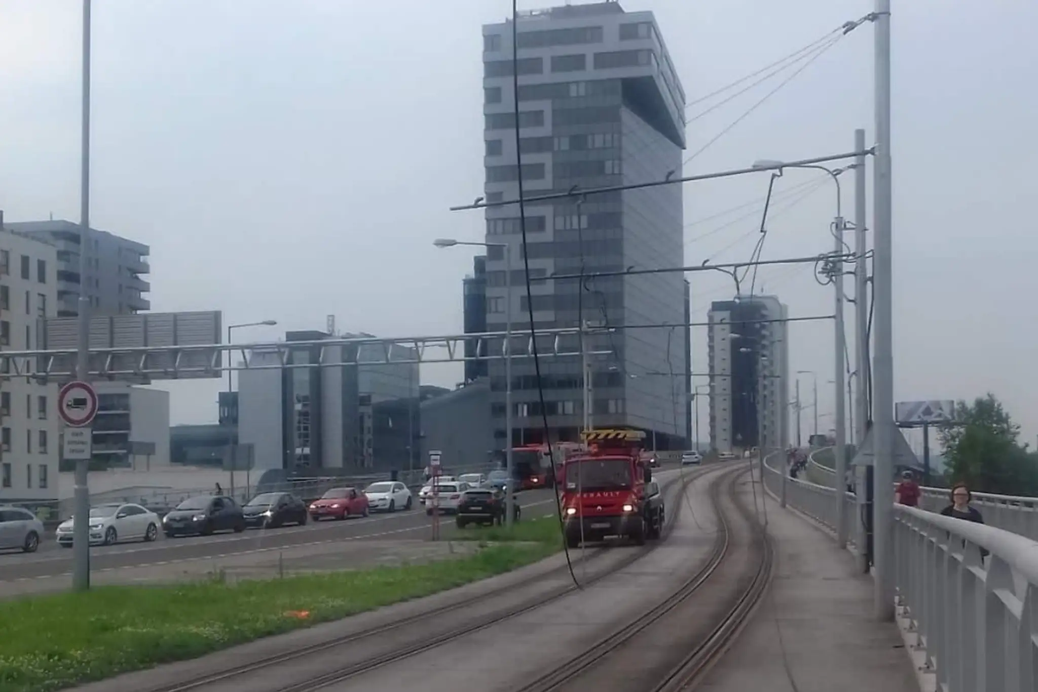 Strhnuté trakčné vedenie.