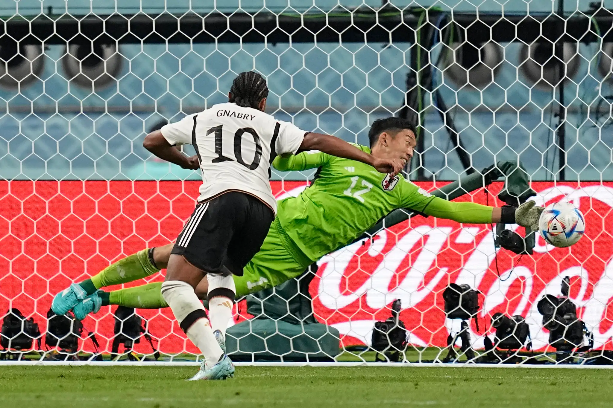 Japonský gólman Šuiči Gonda likviduje pokus Nemca Serga Gnabryho na MS 2022.