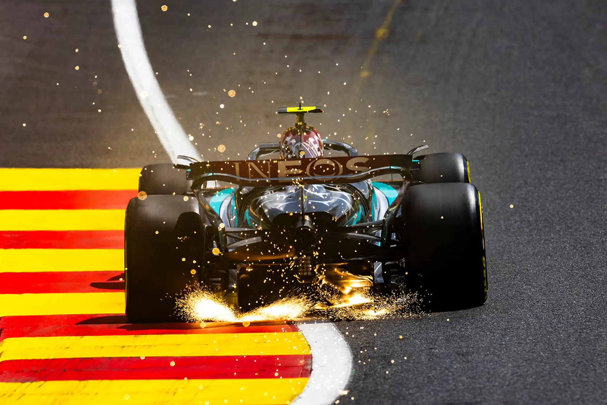 Lewis Hamilton (Mercedes) vráža vo vyše tristokilometrovej rýchlosti do slávnej zákruty Eau Rouge v belgickom Spa-Francorchamps.