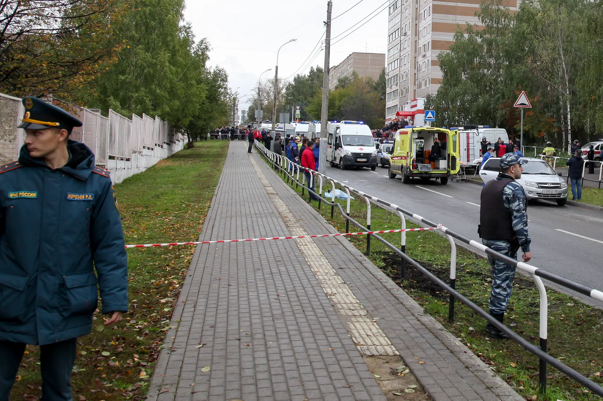 Polícia a zdravotníci na mieste streľby v škole v ruskom meste Iževsk