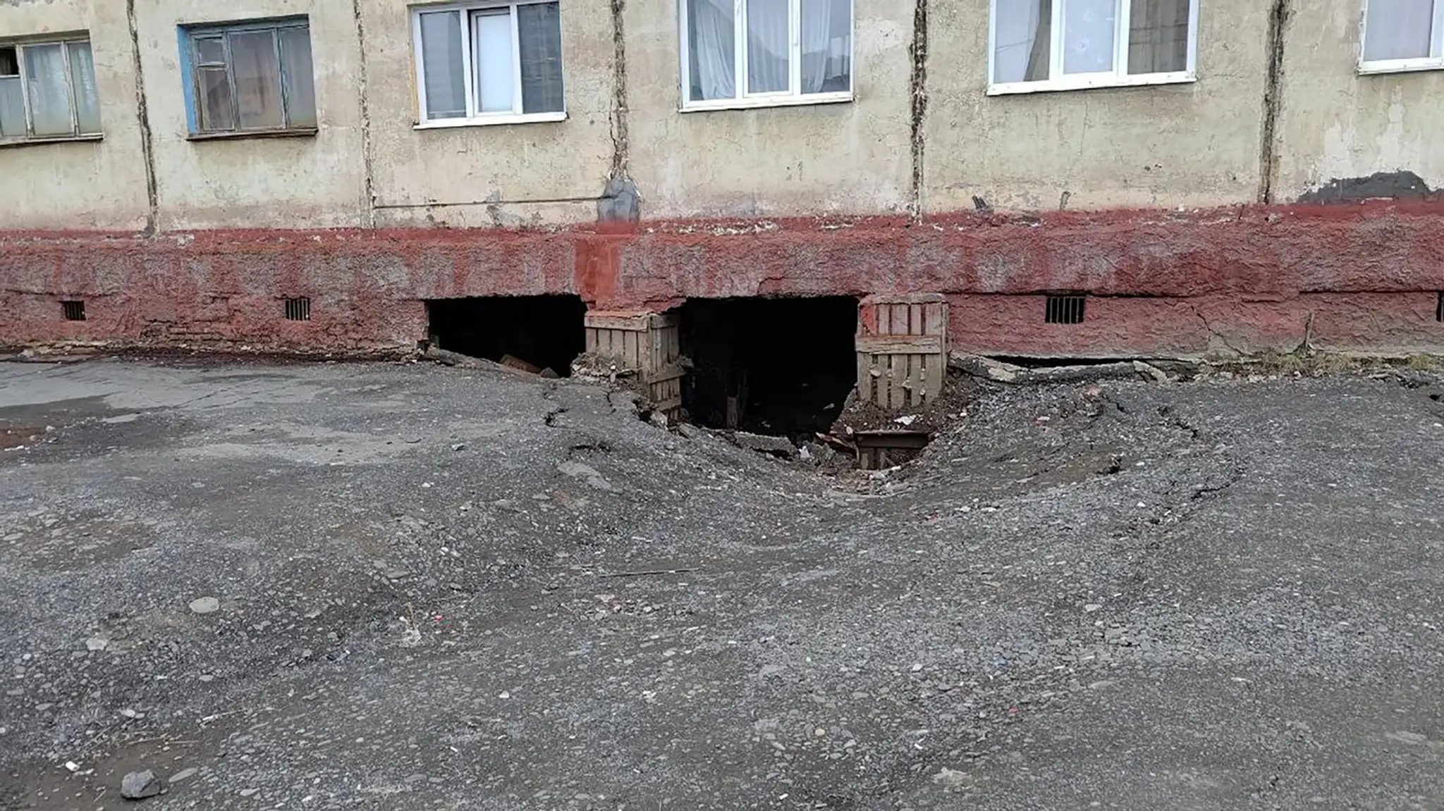 Tajúci permafrost rozbíja domy, spôsobuje zosuvy pôdy pod nimi a mení zamrznutú zem pod hlavným mestom ruského hutníctva na blato.