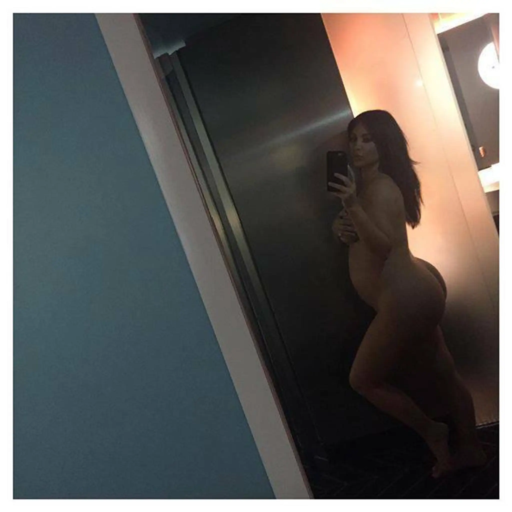 Tehotná nahá Kim Kardashian.