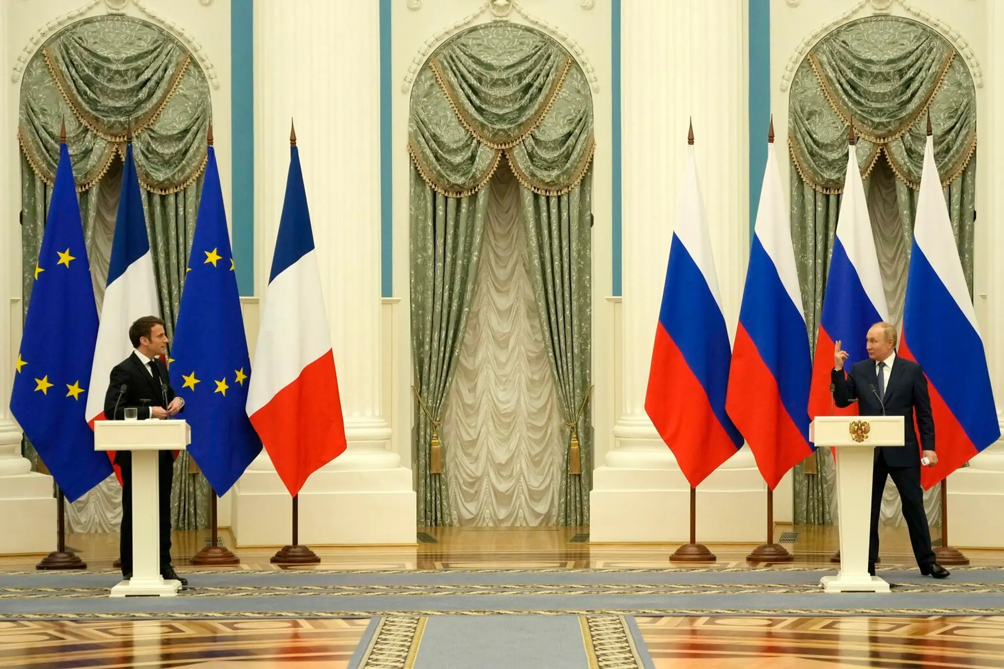 Stretnutie Macrona a Putina v Moskve