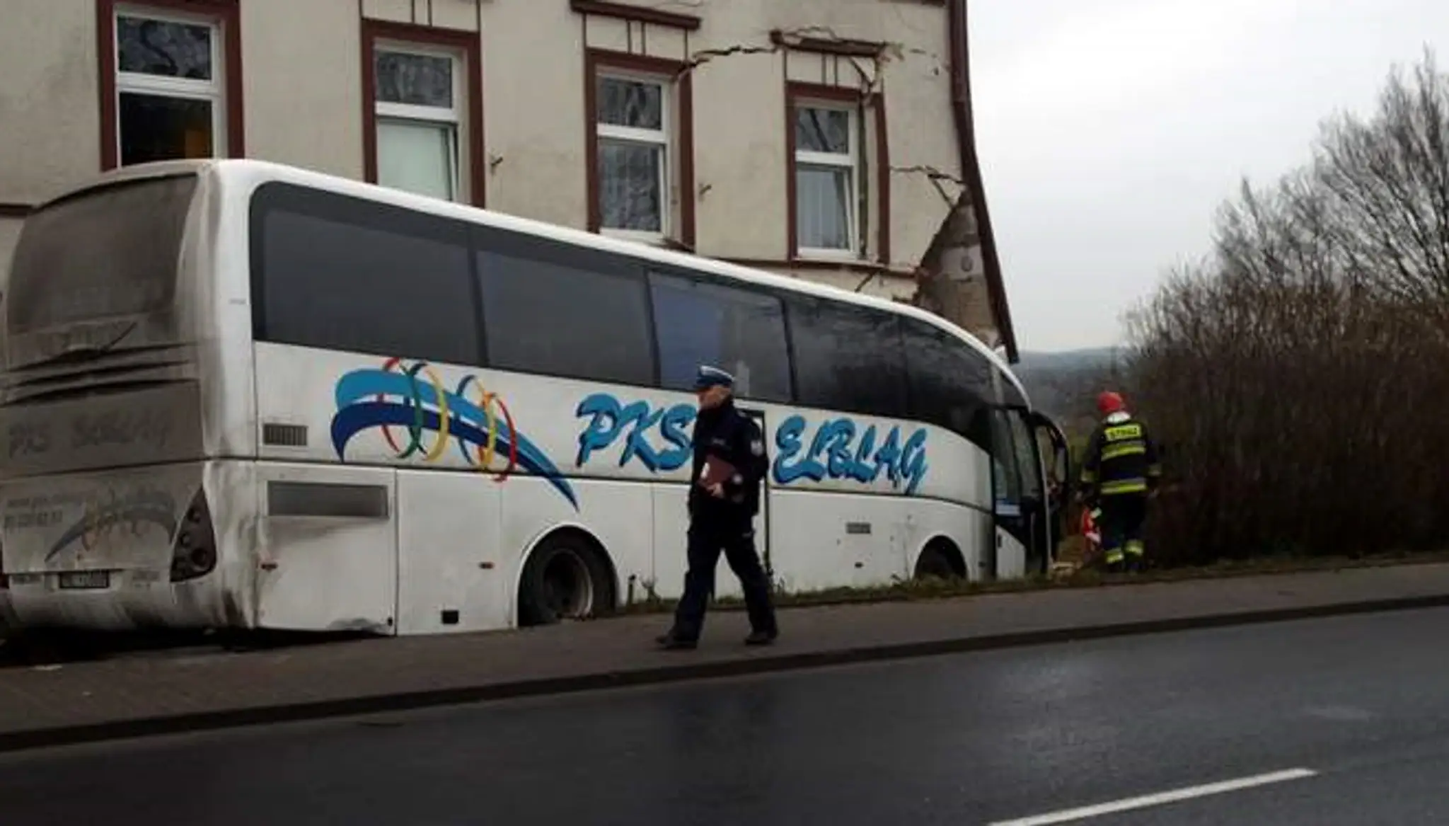 Autobus narazil do obytného domu v obci Sianow
