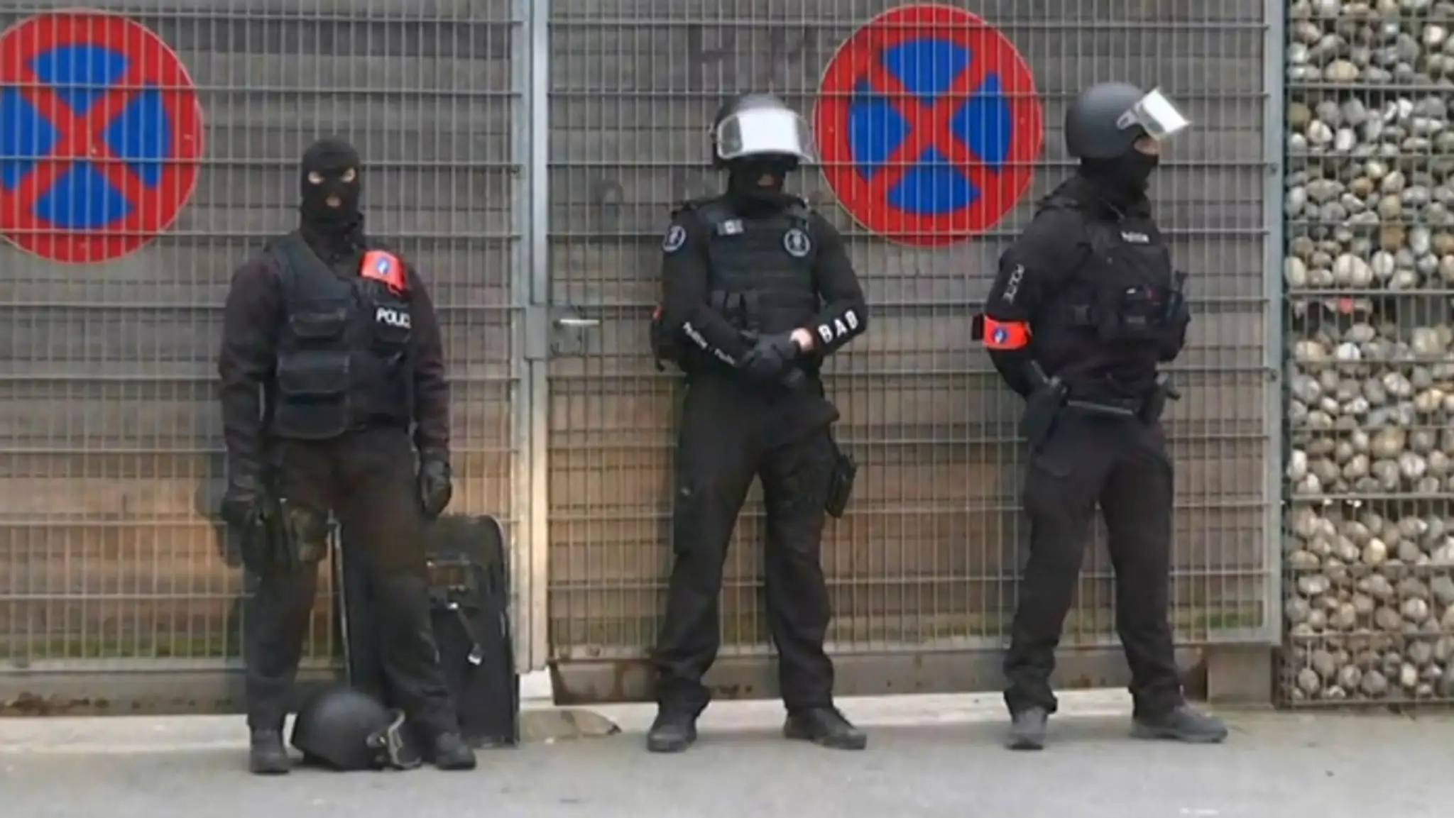 Príslušníci belgickej polície počas akcie v Molenbeeku, pri ktorej zadržali hlavného strojca parížskych útokov Salaha Abdeslama.