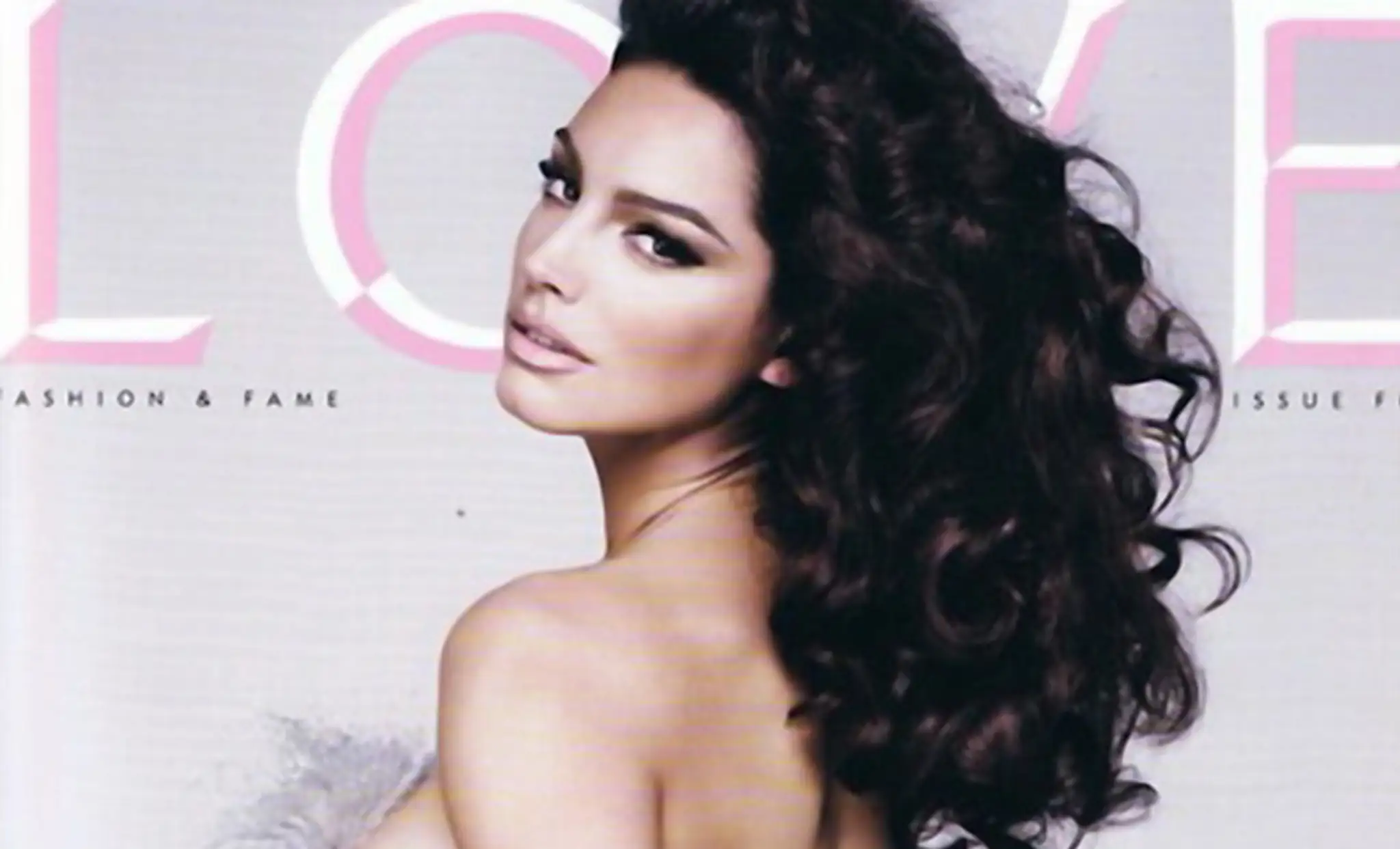 Kelly Brook na titulke magazínu Love.