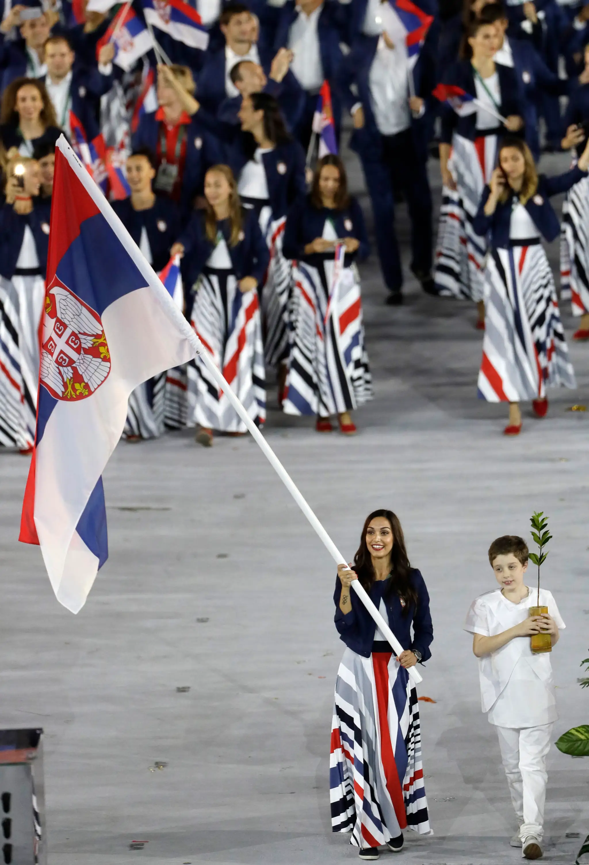 Strelkyňa Ivana Maksimovičová nesie srbskú vlajku na otváracom ceremoniáli OH v Riu.