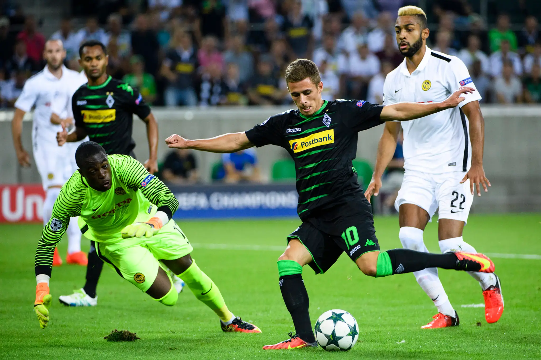 Brankár Bernu Yvon Mvogo sa pokúša zastaviť strelu Yorica Raveta z Borussie Mönchengladbach v odvete play off Ligy majstrov.