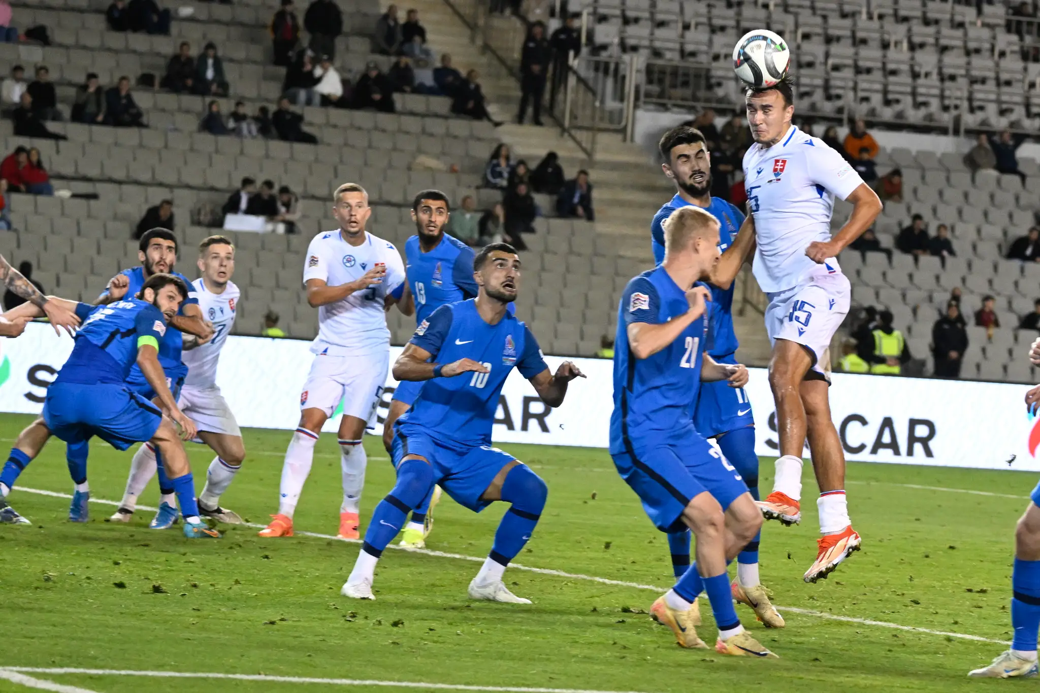 Na snímke vpravo David Strelec (Slovensko) v zápase 4. kola C-divízie Ligy národov Azerbajdžan - Slovensko.