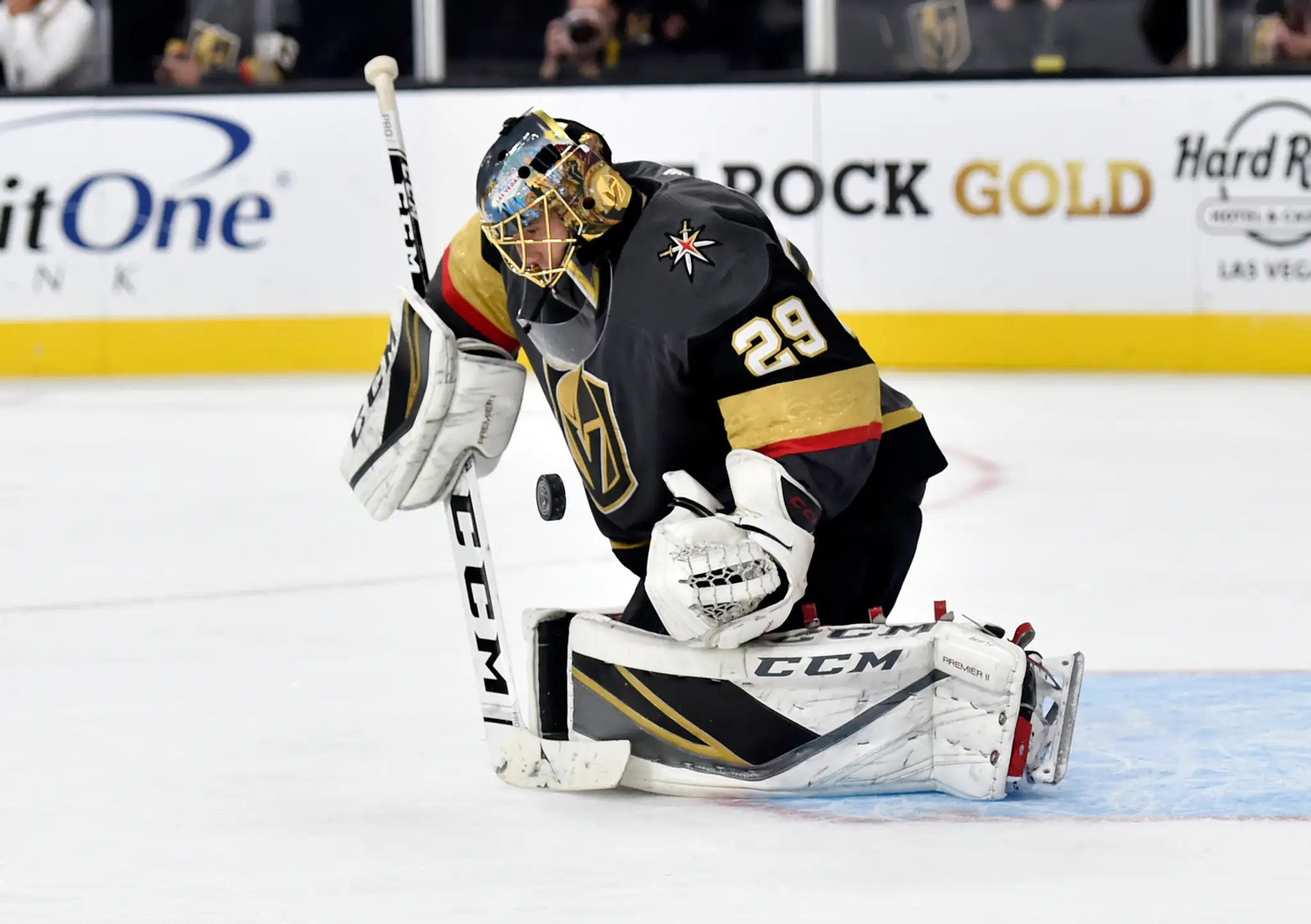 Gólman Vegasu Marc-André Fleury v súboji proti Buffalu.