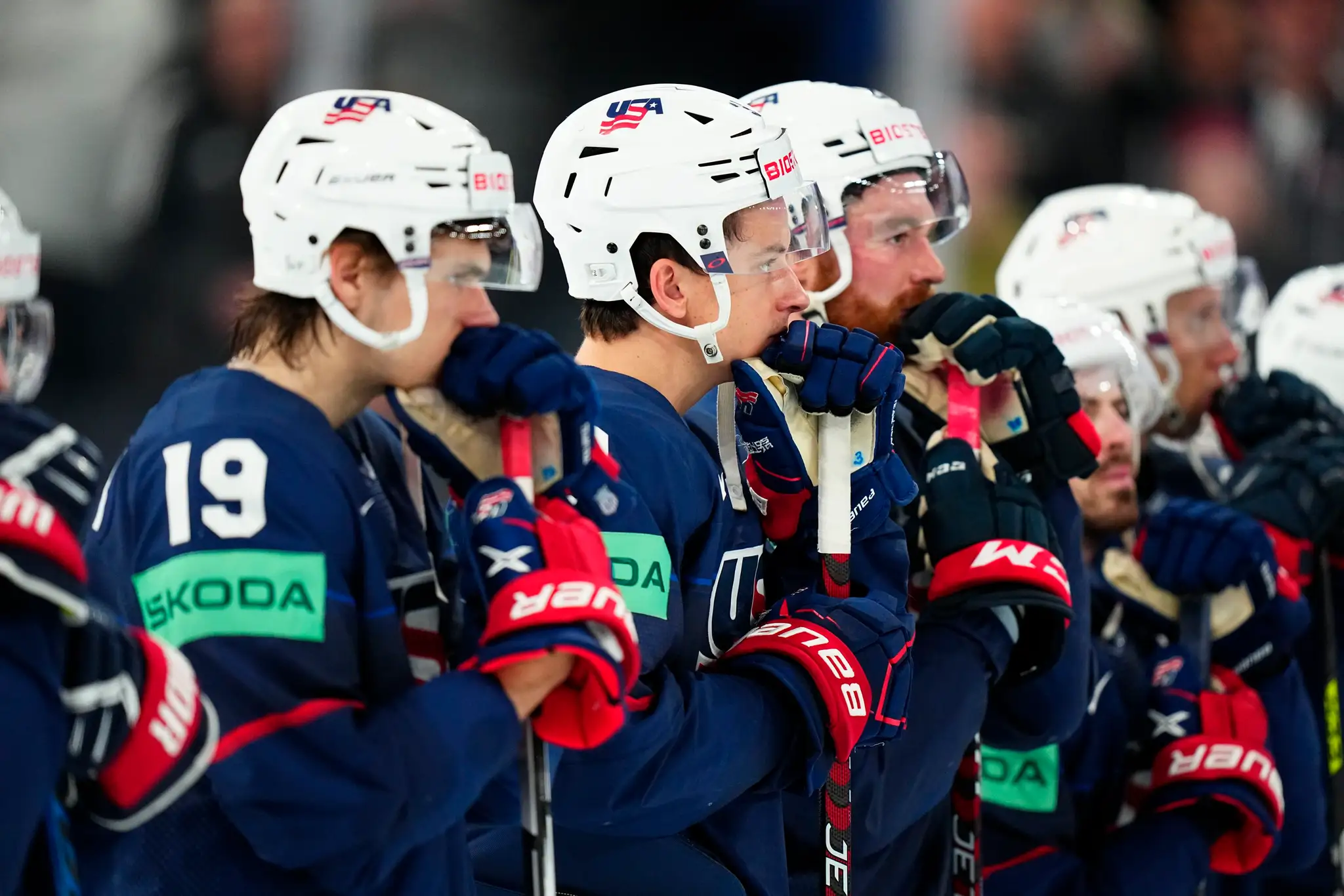 Smútiaci hokejisti USA po prehre v zápase o bronz