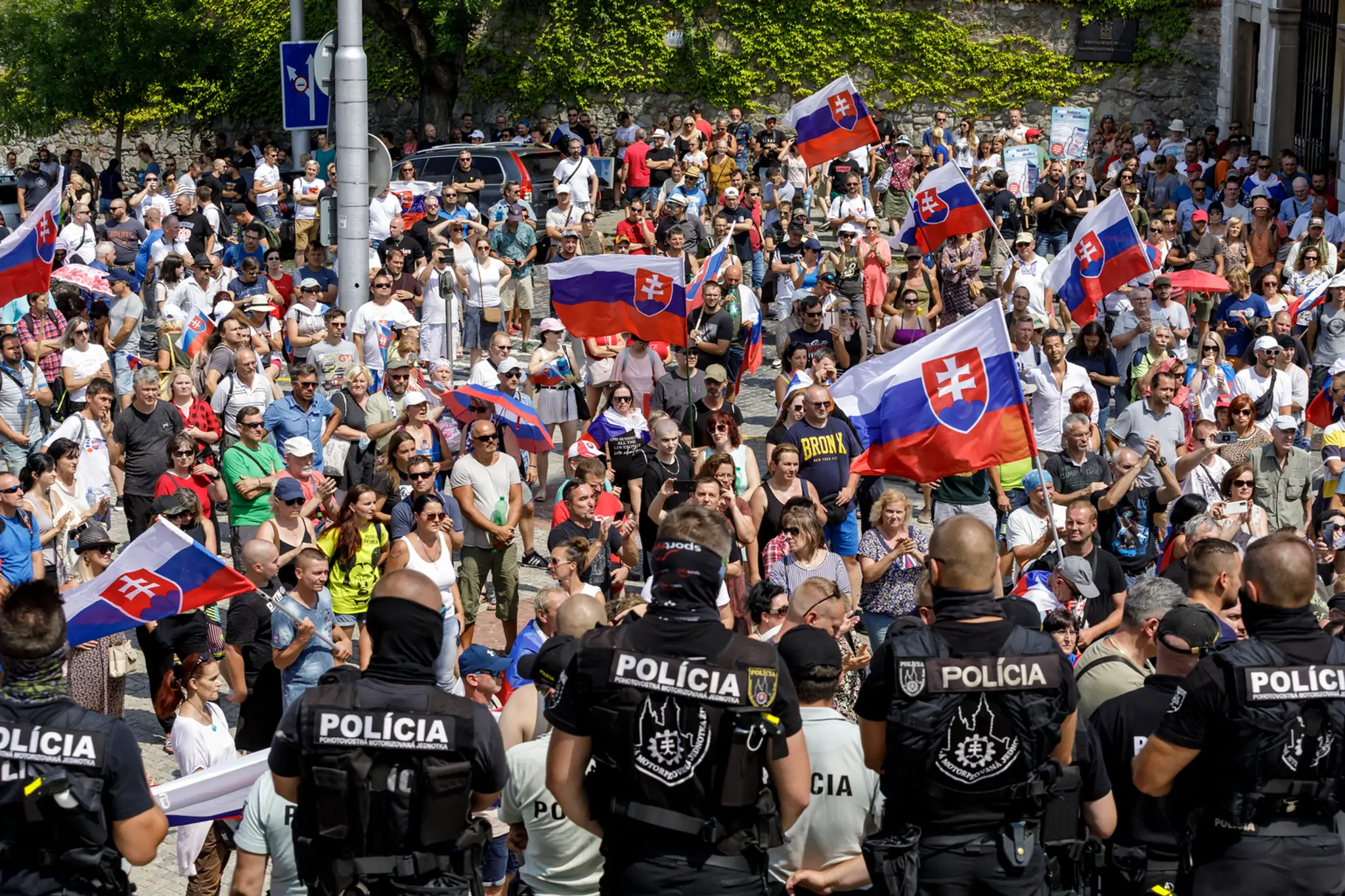 Pred parlamentom protestujú stovky ľudí, vstup do budovy stráži polícia.