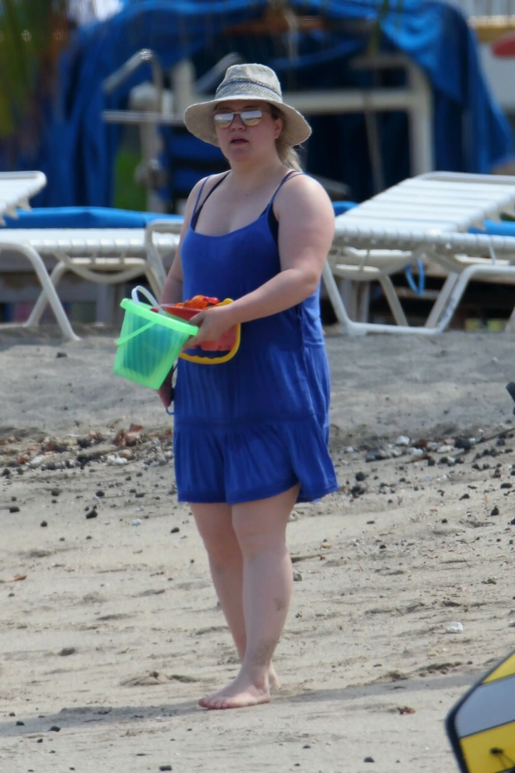 Kelly Clarkson na pláži.