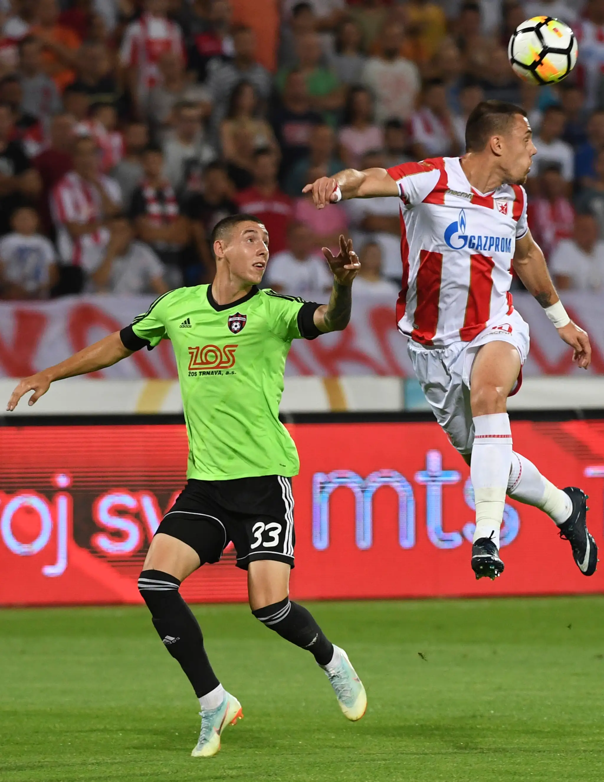 Vľavo Trnavčan Erik Jirka proti Milanovi Rodičovi z Crvenej zvezdy v zápase 3. predkola LM.