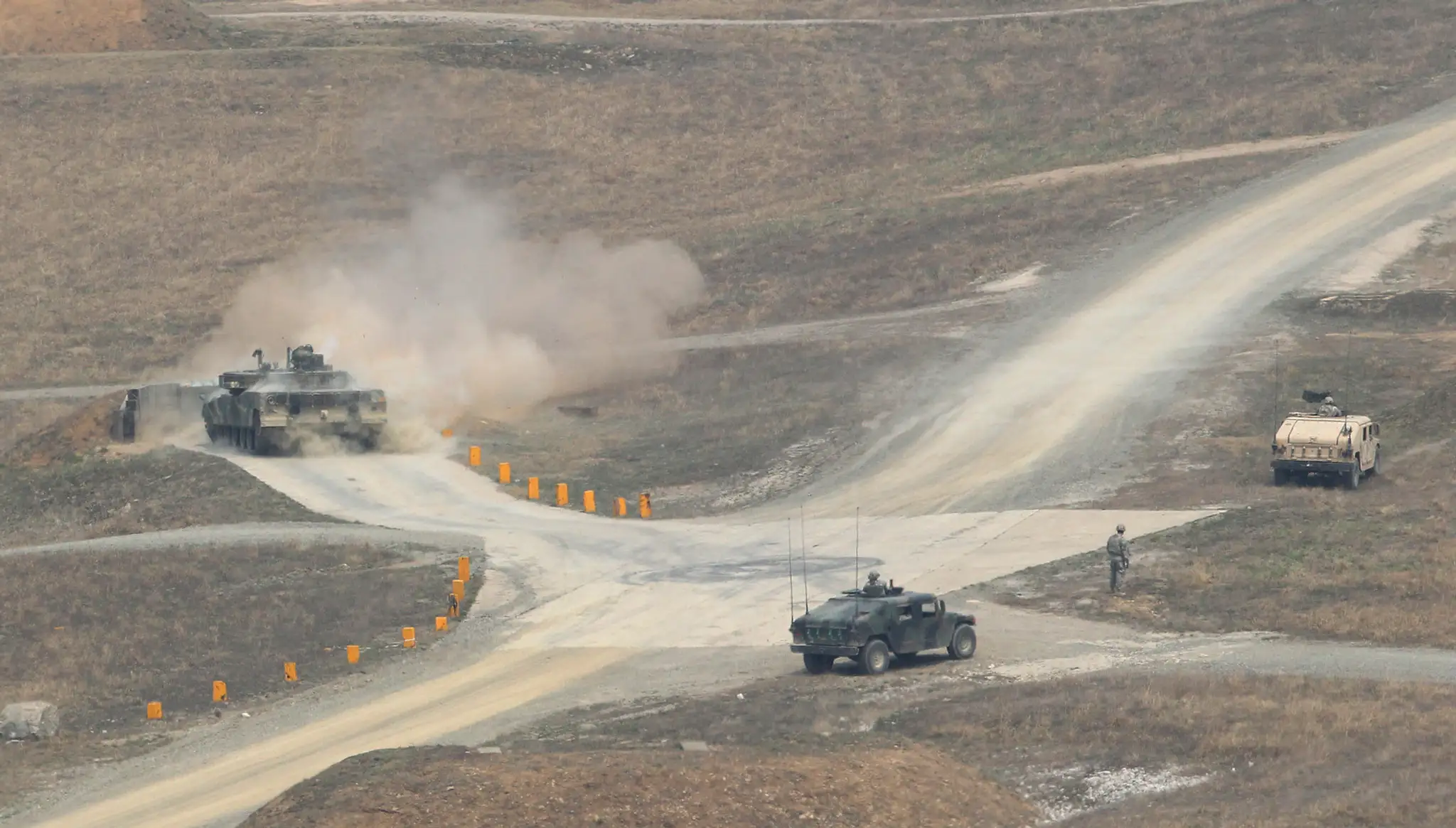 Juhokórejský tank K1 strieľa počas spoločného americko - juhokórejského cvičenia na strelnici Rodriguez Range neďaleko mesta Pch