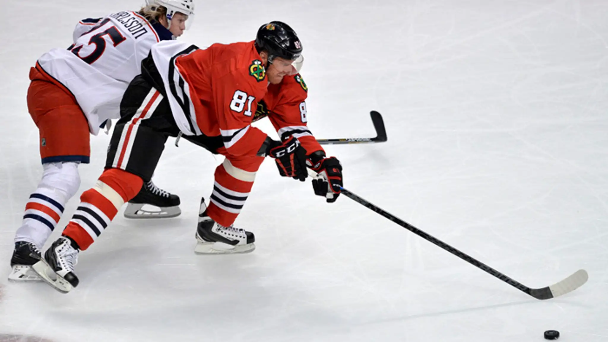 Súboj o puk Williama Karlssona (Columbus Blue Jackets) a Mariána Hossau (Chicago).