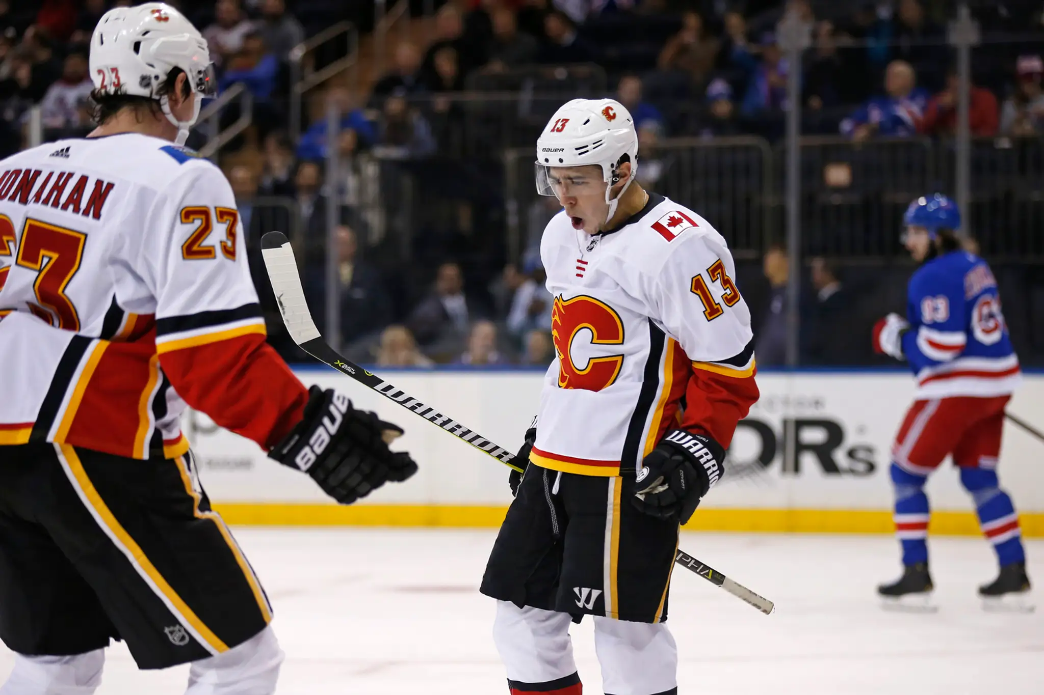 Johnny Gaudreau z Calgary oslavuje gól proti NY Rangers.