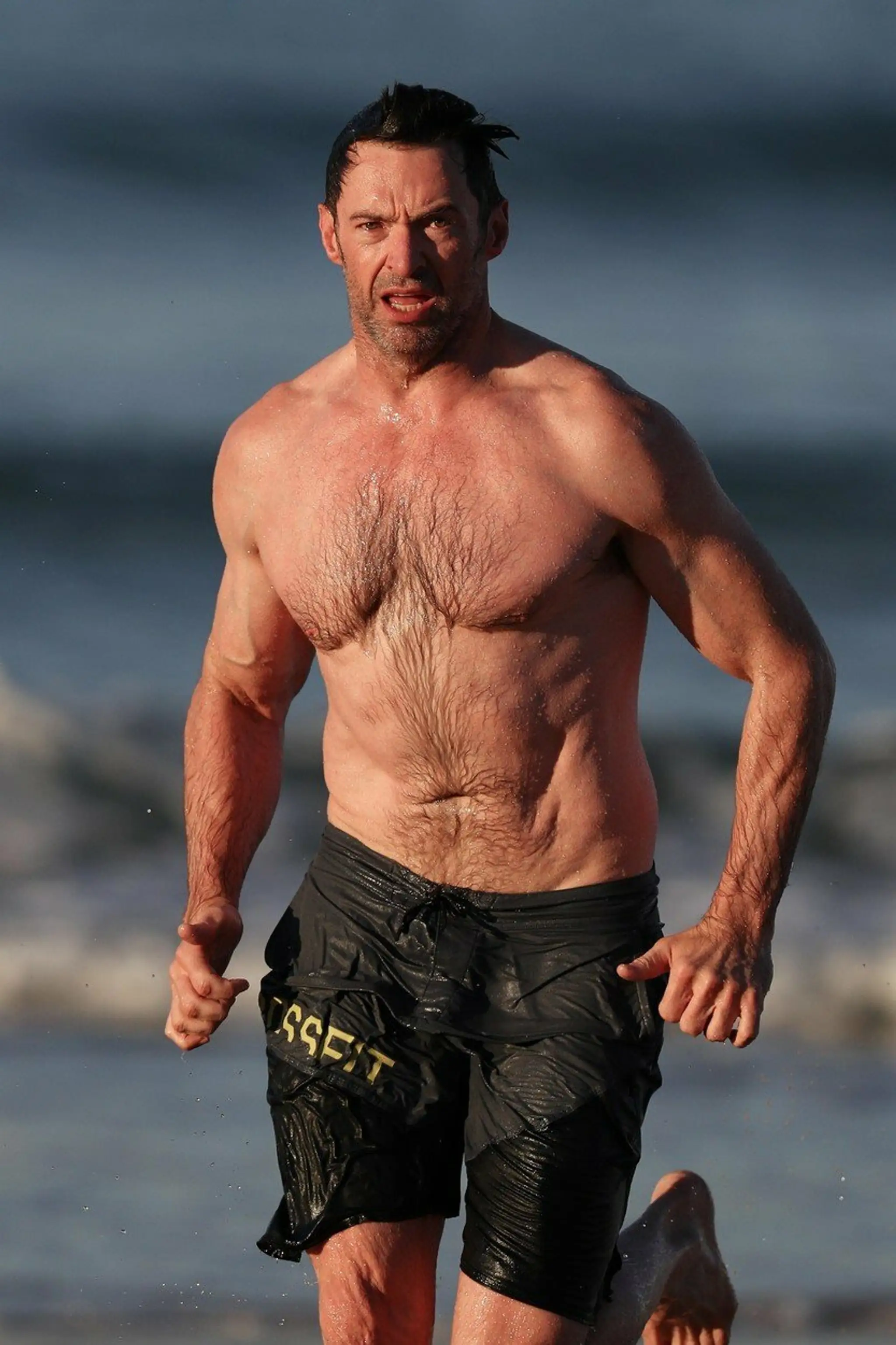 Hugh Jackman na pláži Bondi v Sydney