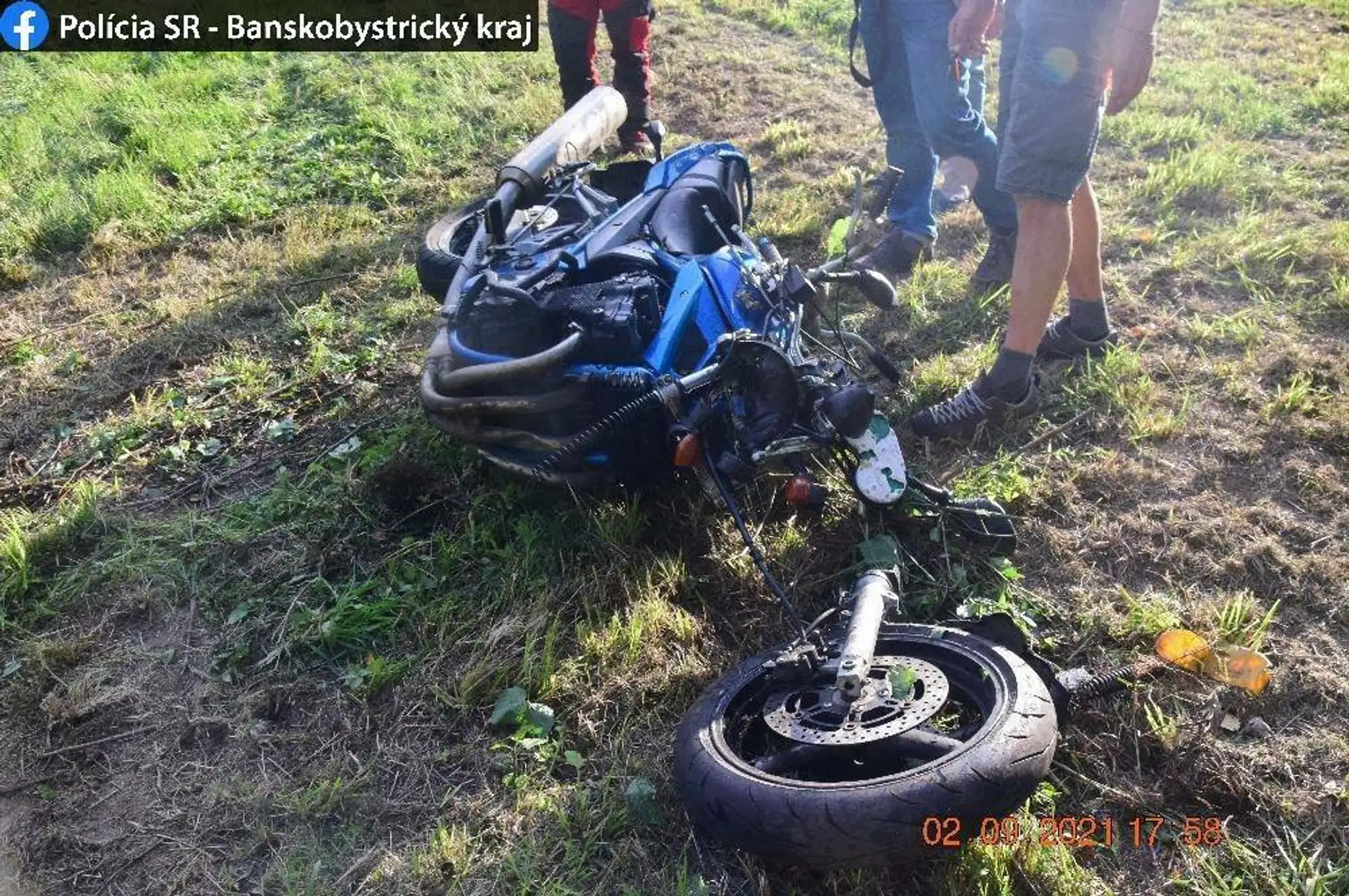 Záber motorky po nehode.