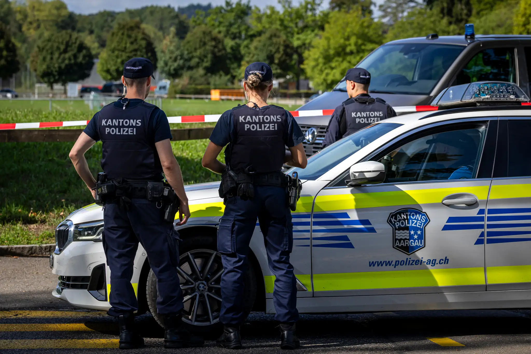 Ozbrojení policajti strážia areál dostihovej dráhy Schachene, kde došlo k streľbe na rave párty.