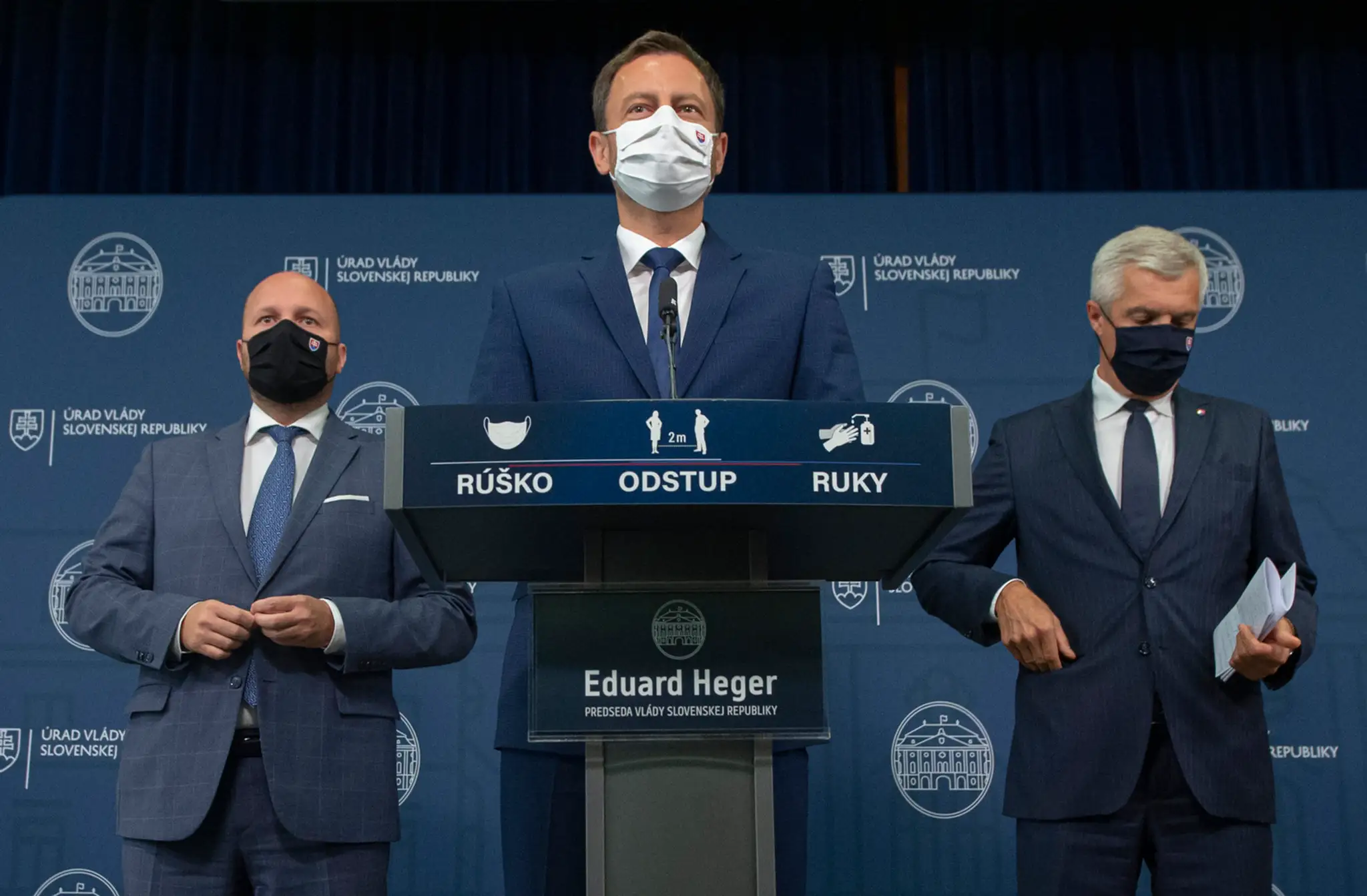 Na snímke uprostred premiér SR, vpravo minister zahraničných vecí a vľavo minister obrany.
