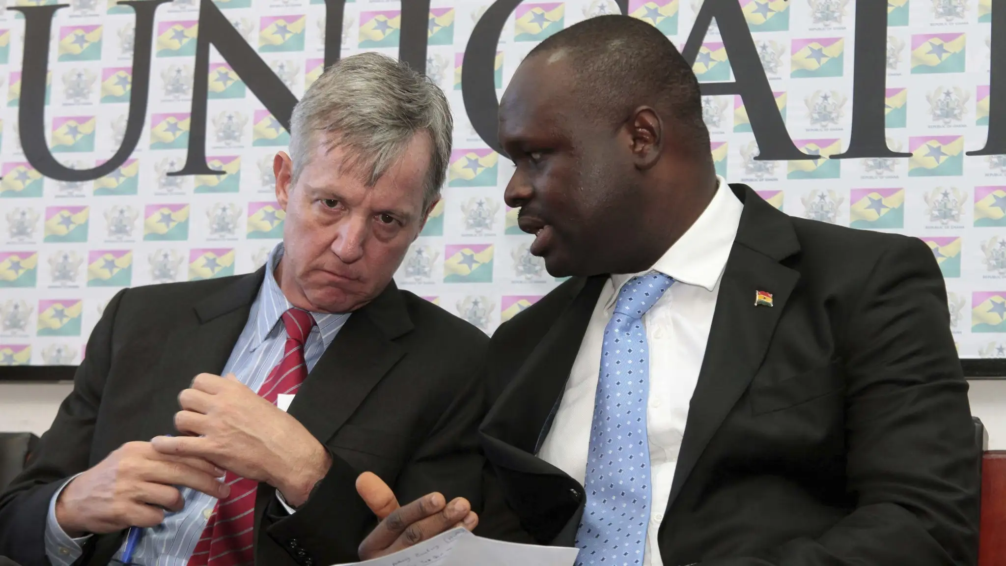 Minister obrany Ghany Edward Omane Boamah (vpravo)