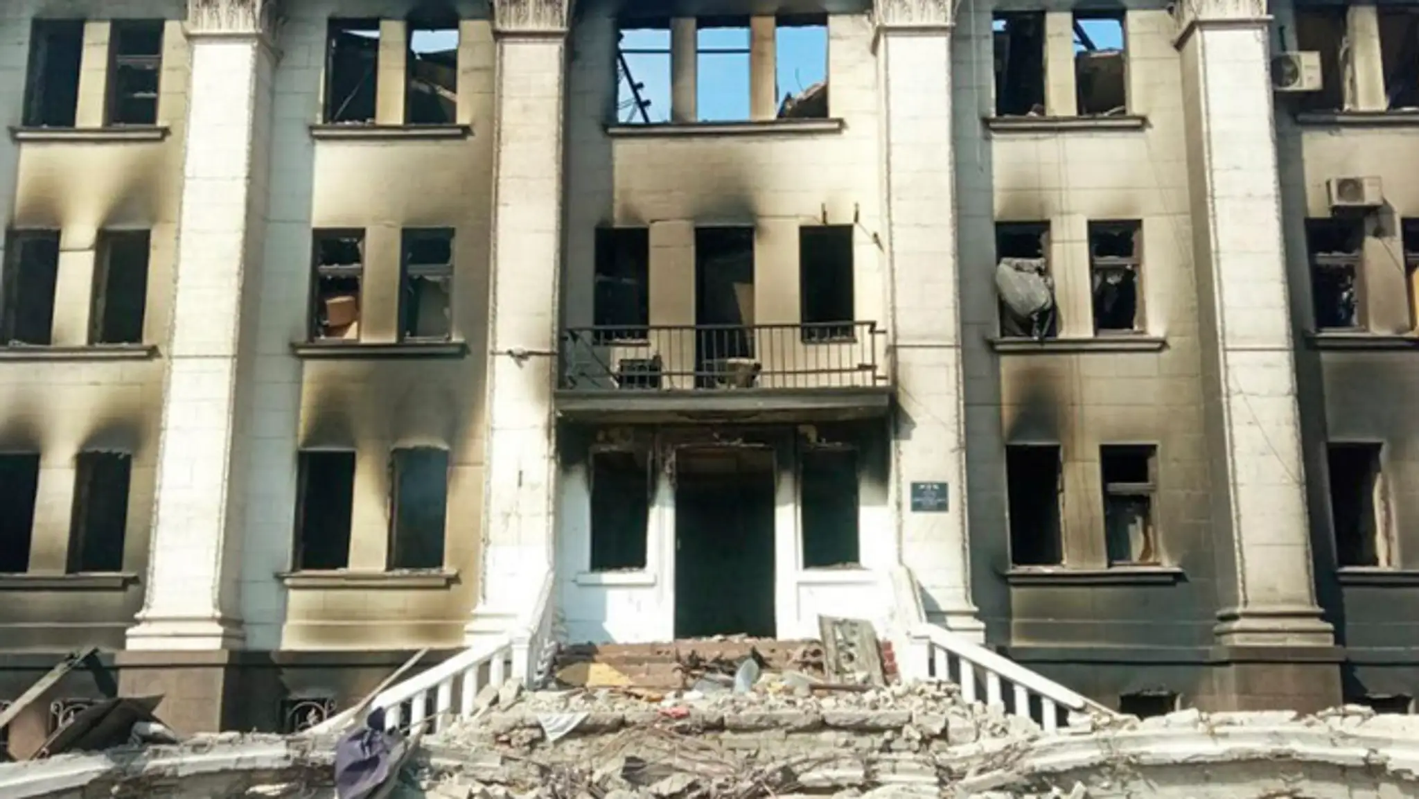 Divadlo zničené po bombardovaní v obliehanom ukrajinskom meste Mariupol.