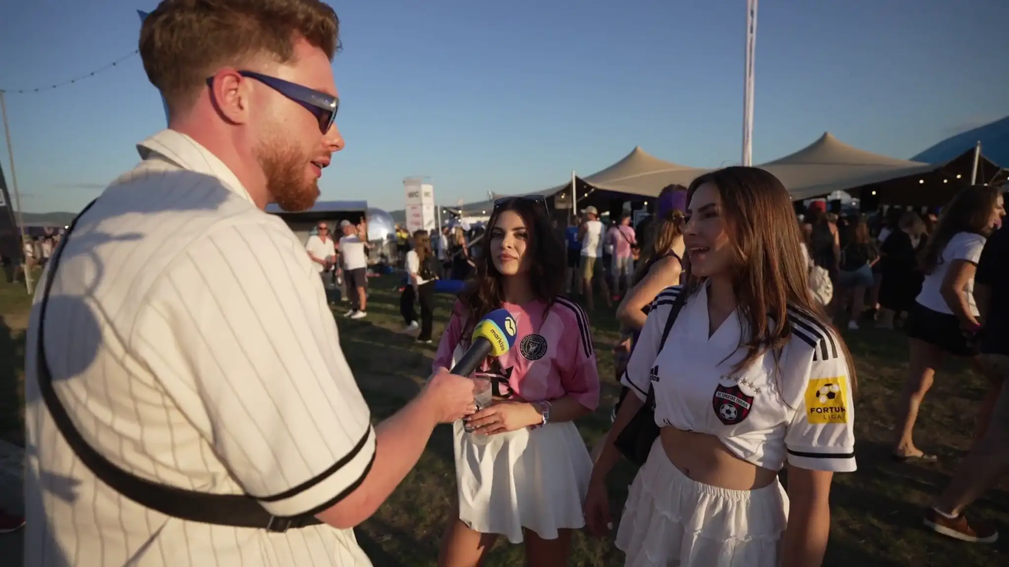 Kristína a Rebeka z Ruže na festivale Grape