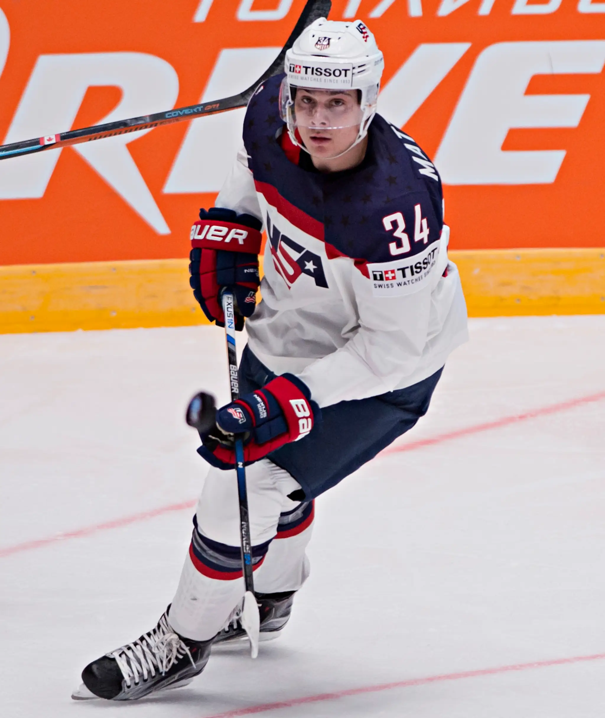 Američan Auston Matthews v dueli proti Kanade v rámci základnej skupiny MS 2016 v Rusku.