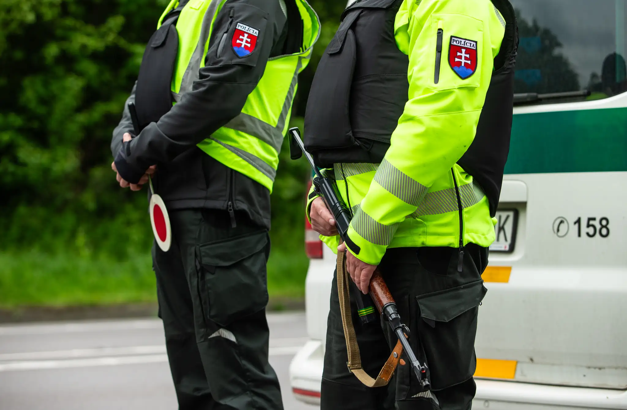 Na snímke policajné kontroly a prehľadávanie áut pri výjazde z mesta Vrútky v okrese Martin