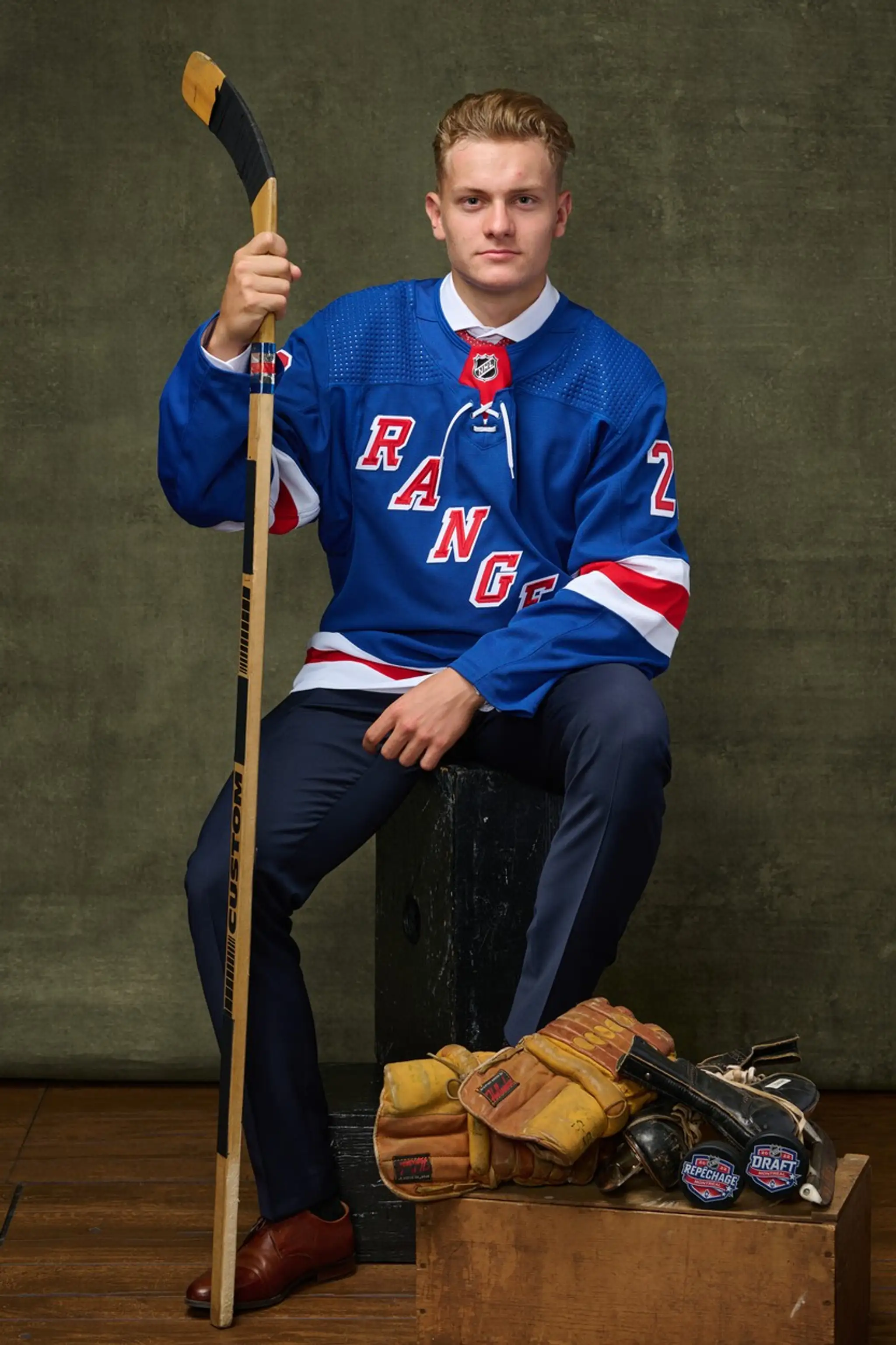 Adam Sýkora pózuje s hokejkou v drese NY Rangers.
