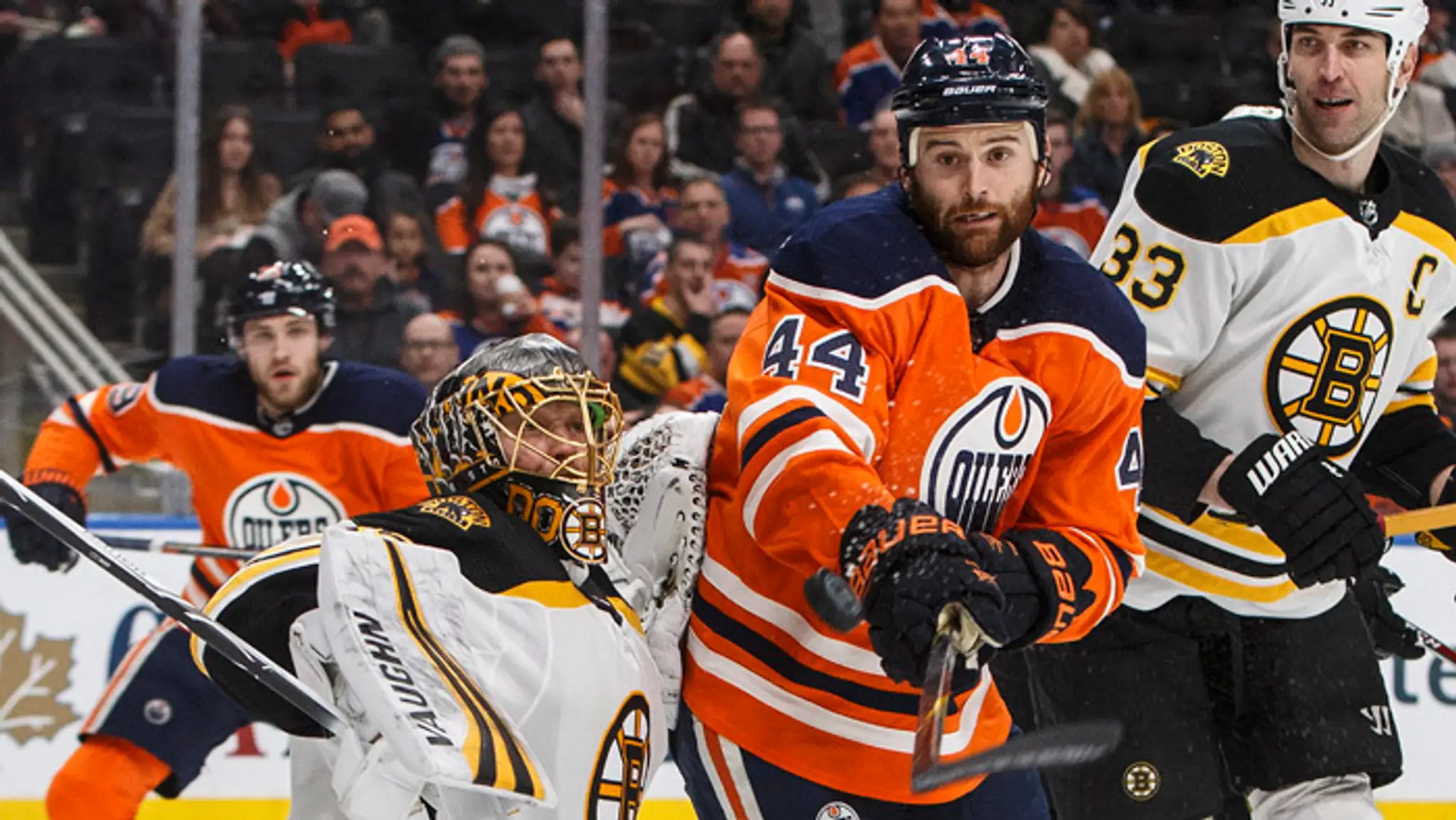 Brankár Anton Chudobin (Bostonu Bruins ), kapitán Zdeno Chára a hráč Edmontonu Oilers Zack Kassian.