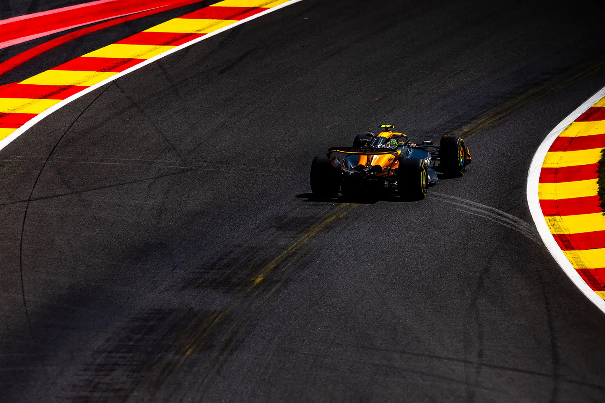 Lando Norris z McLarenu na trati