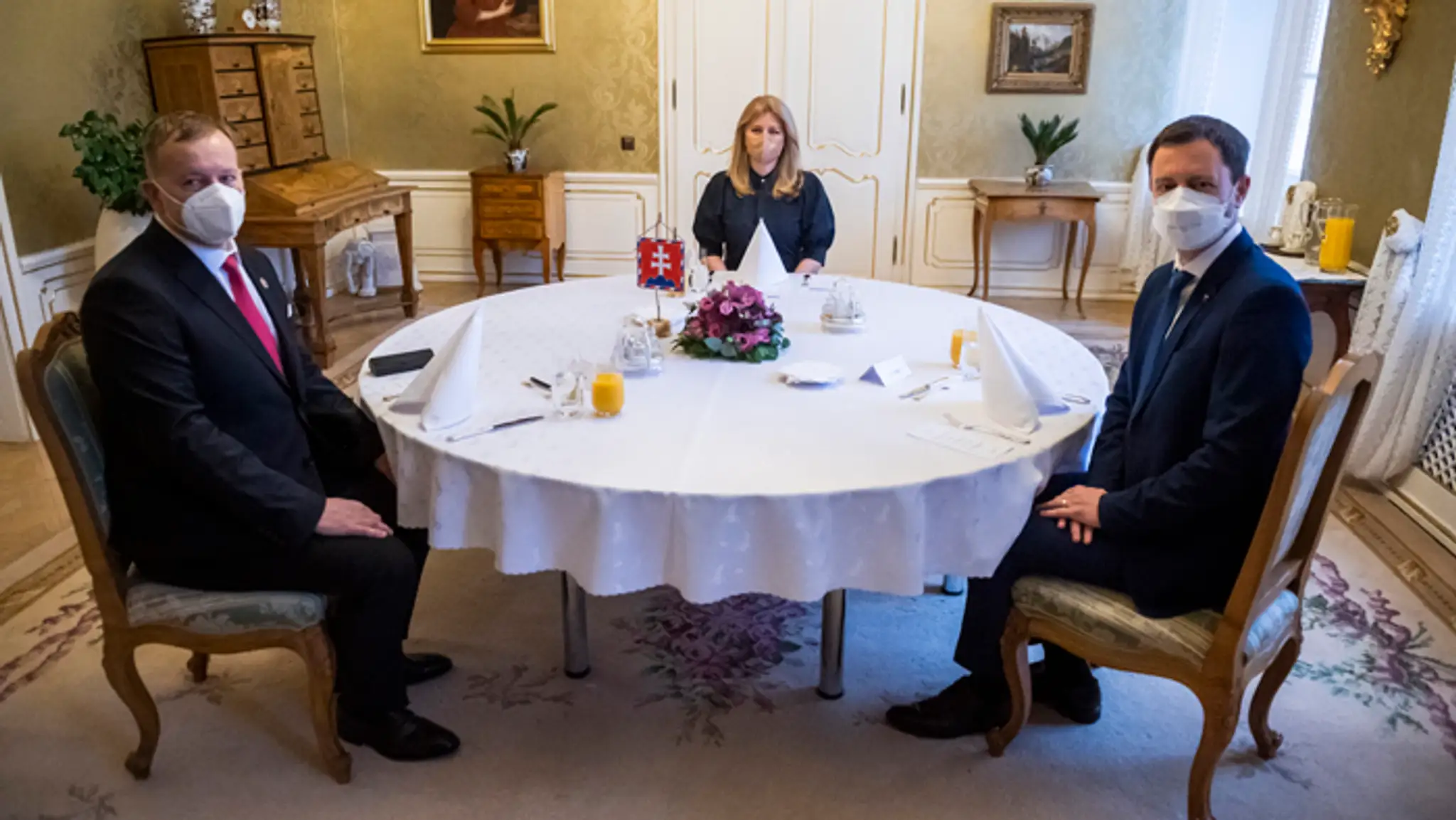 Prezidentka Z. Čaputová počas pracovných raňajok s premiérom E. Hegerom a predsedom NR SR B. Kollárom. 