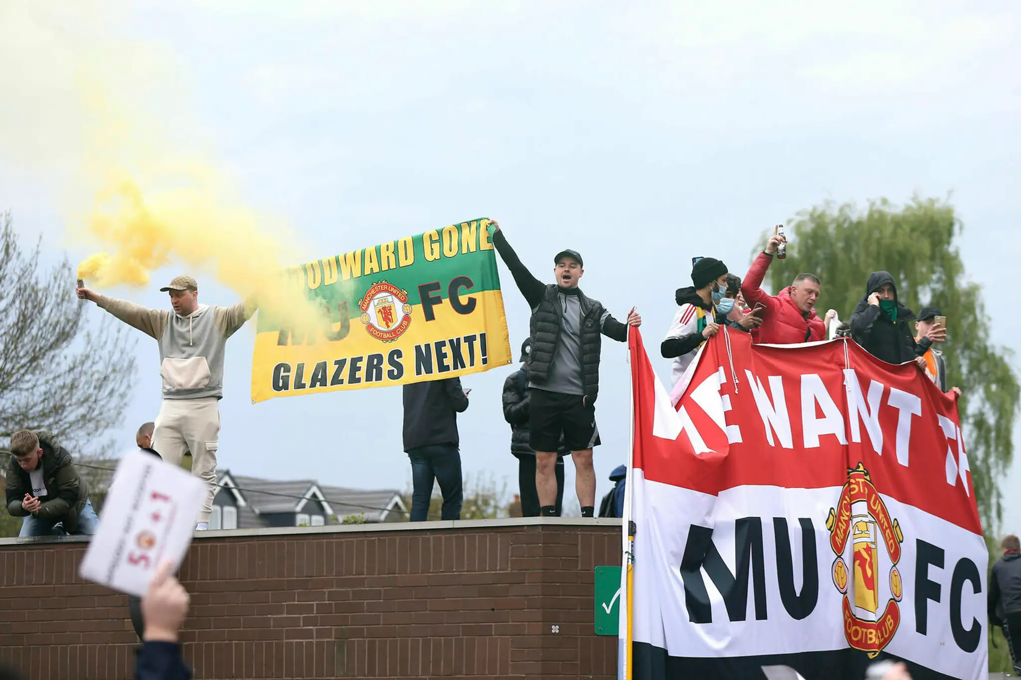 Fanúšikovia Manchestru United držia transparenty proti americkým majiteľom.