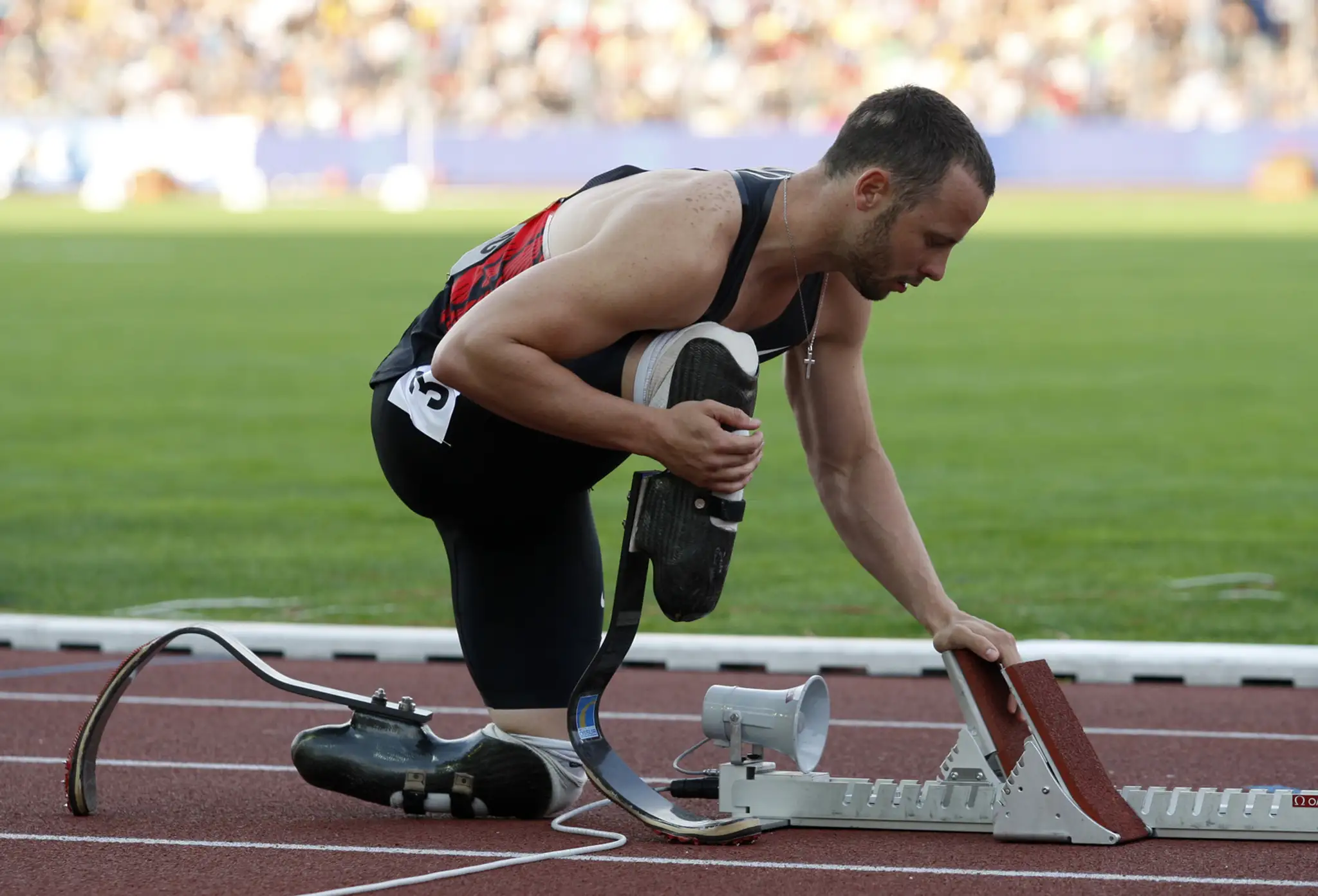 Oscar Pistorius sa pripravuje na beh na 400 m  na atletickom podujatí  Zlatá tretra.
