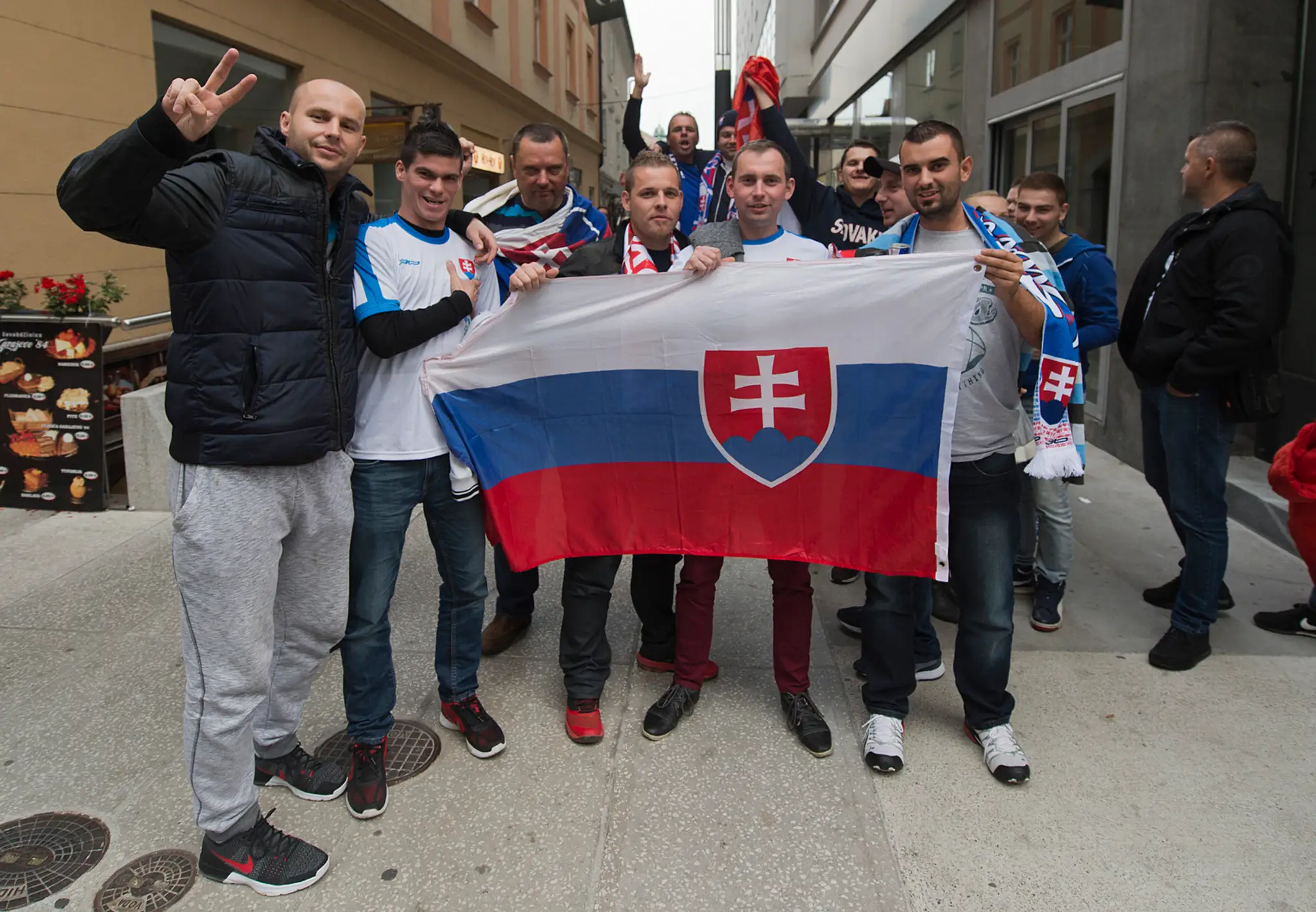 Slovenskí fanúšikovia v Ľubľane.
