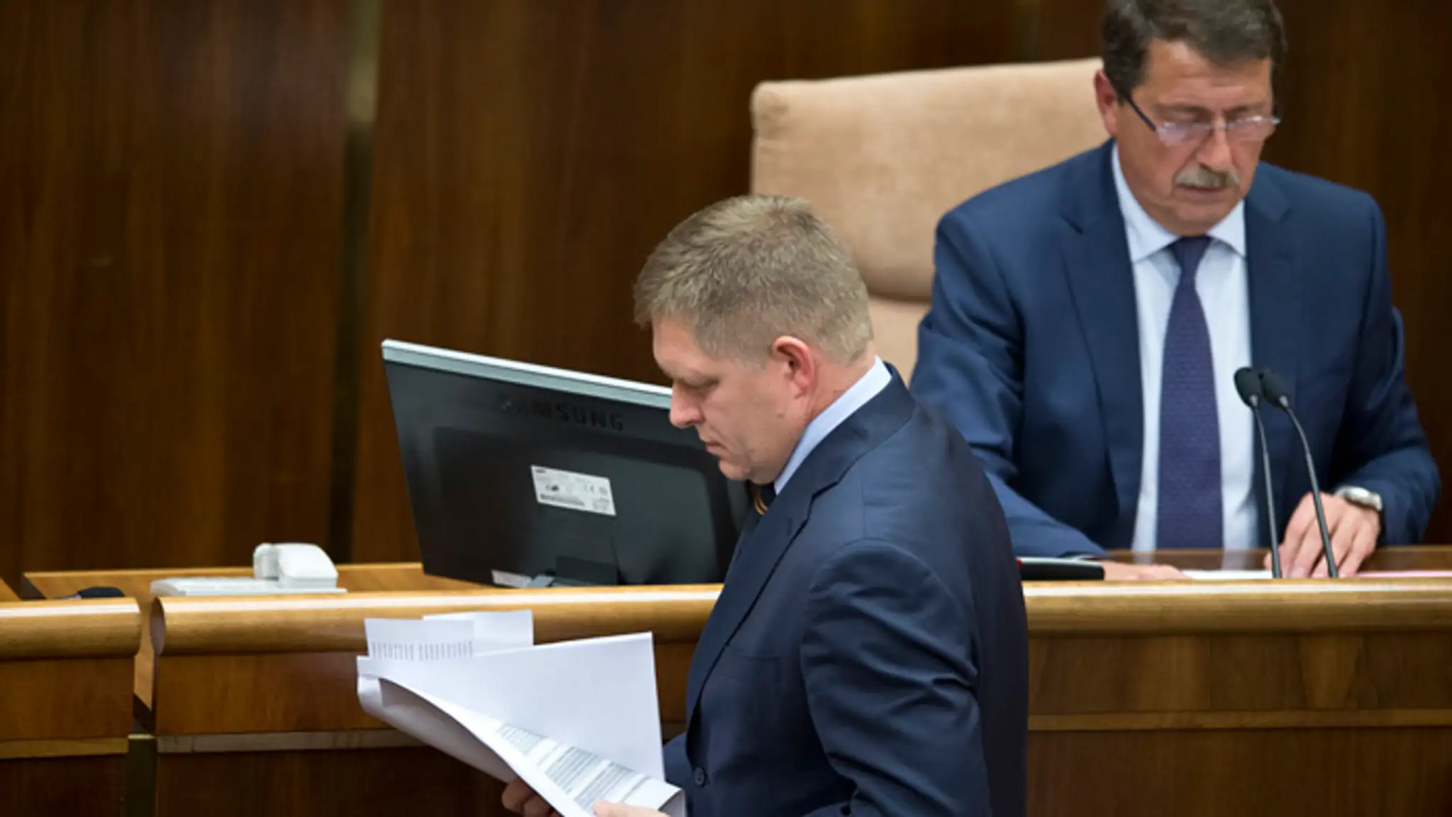 Robert Fico a Pavol Paška počas zasadania mimoriadnej 42. schôdze NRSR na vyslovenie nedôvery predsedovi vlády.