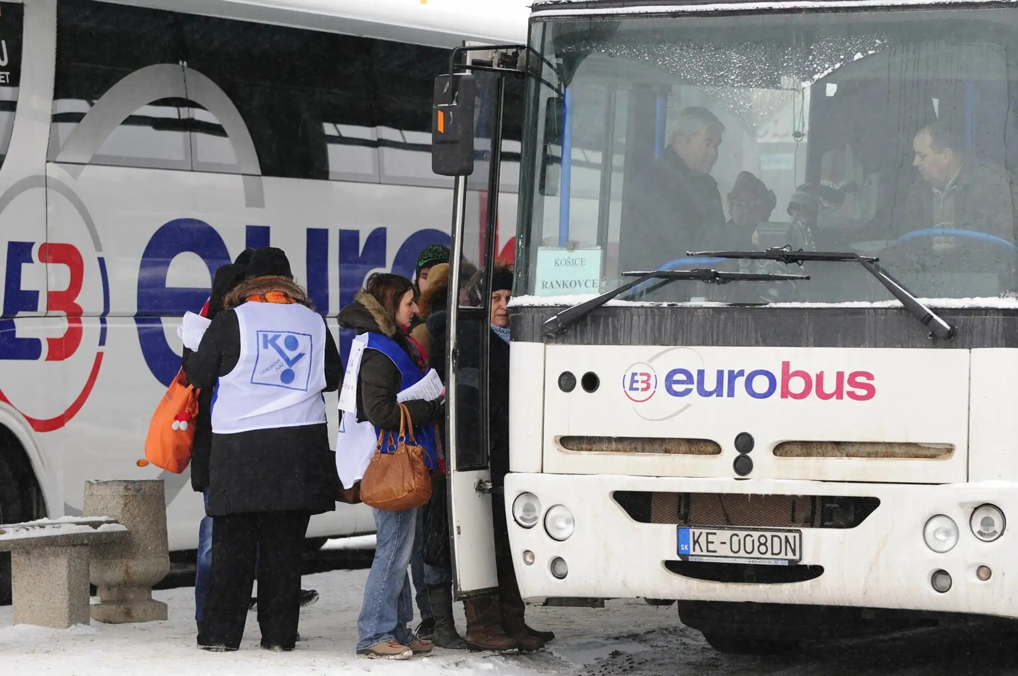 Protestný štrajk v piestoroch východu z nástupištia košického Eurobusu (bývalá SAD) vo februári 2011.