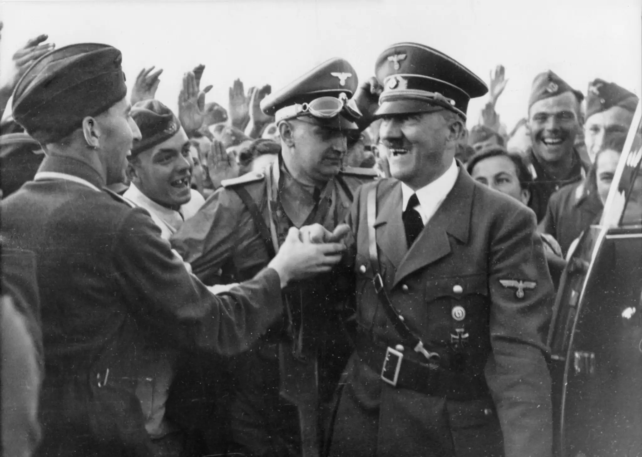 Hitlerov pobočník Heinz Linge (v strede) na archívnej snímke z apríla 1940.