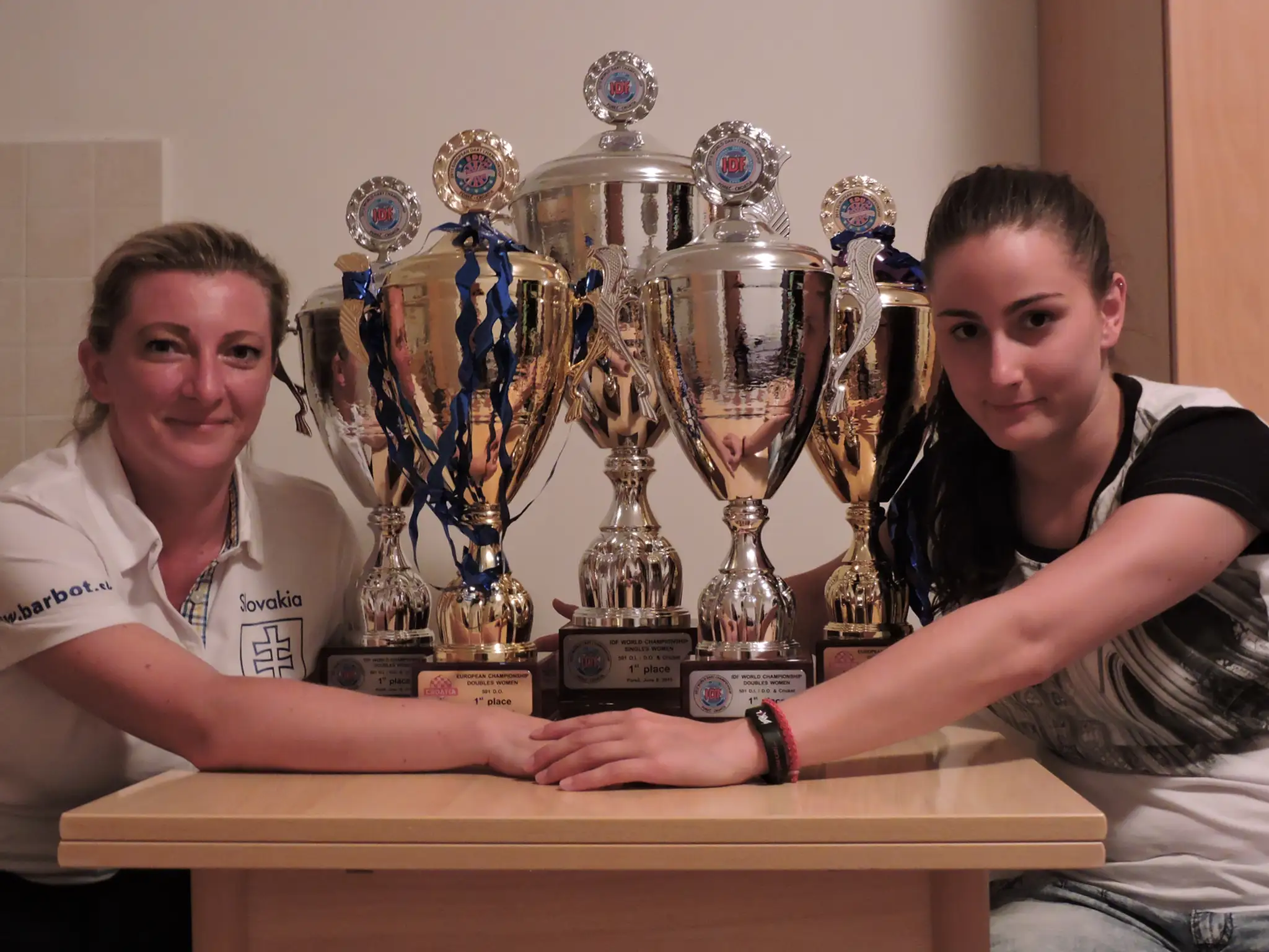 Na MS naše reprezentantky v elektornických šípkach Martina Súlovská a Dominika Kopkášová.