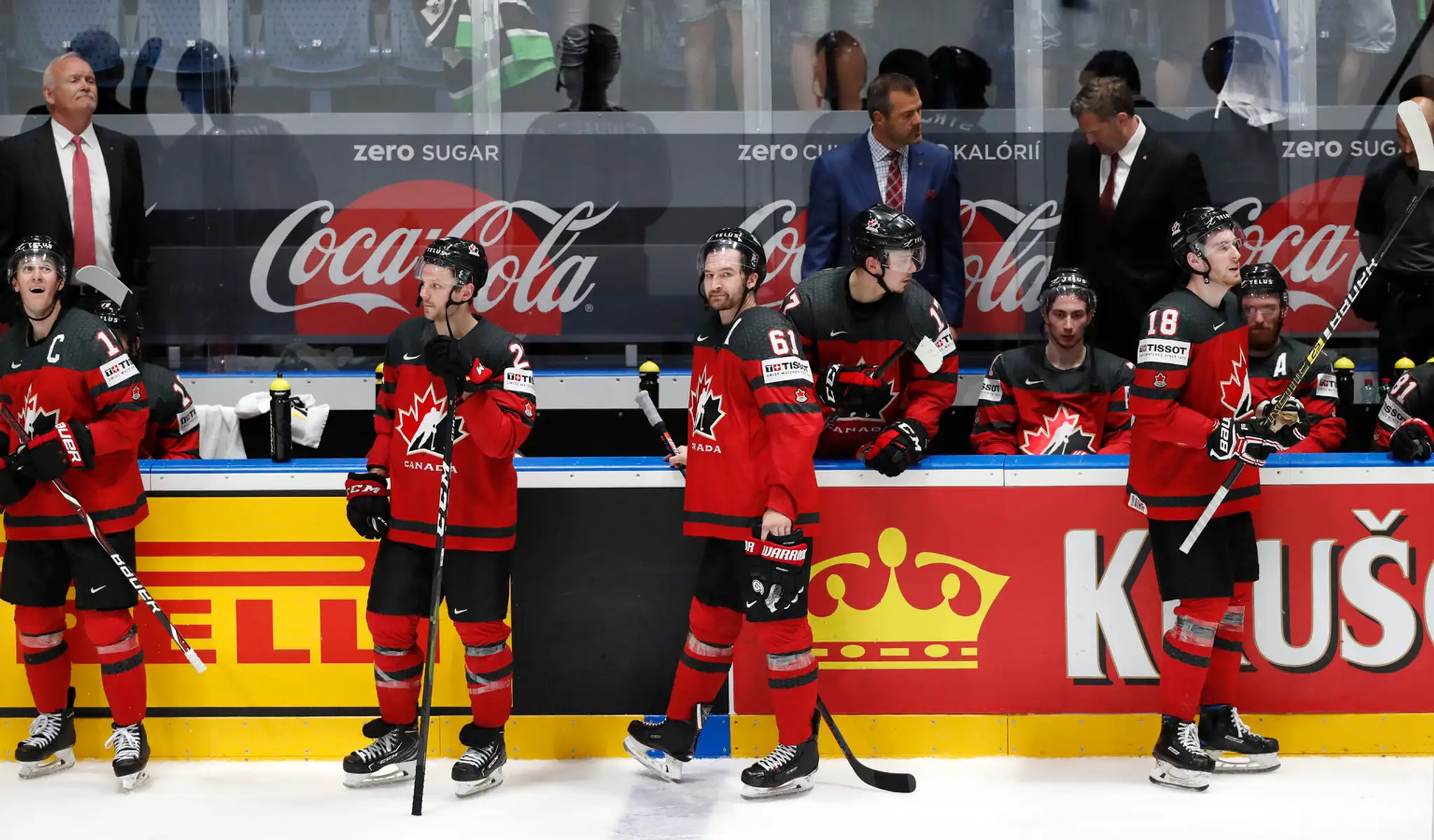 Fínski hráči oslavujú titul majstrov sveta po triumfe vo finále MS 2019 nad Kanadou.