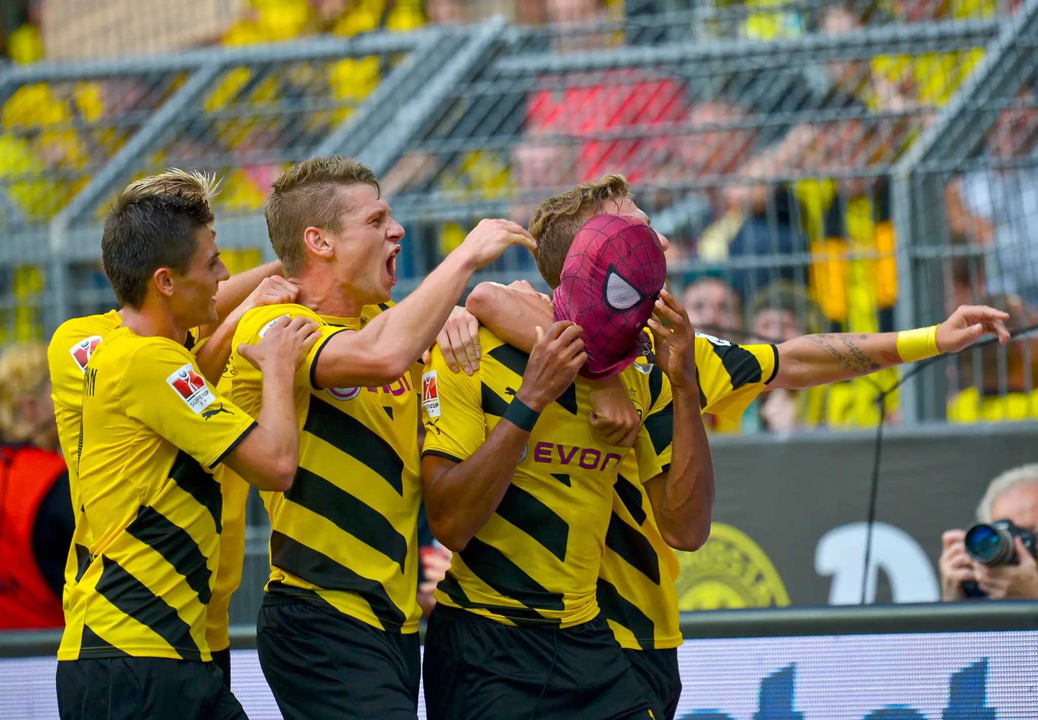 Masku Spidermana si nasadil strelec druhého gólu Pierre-Emerick Aubameyang.