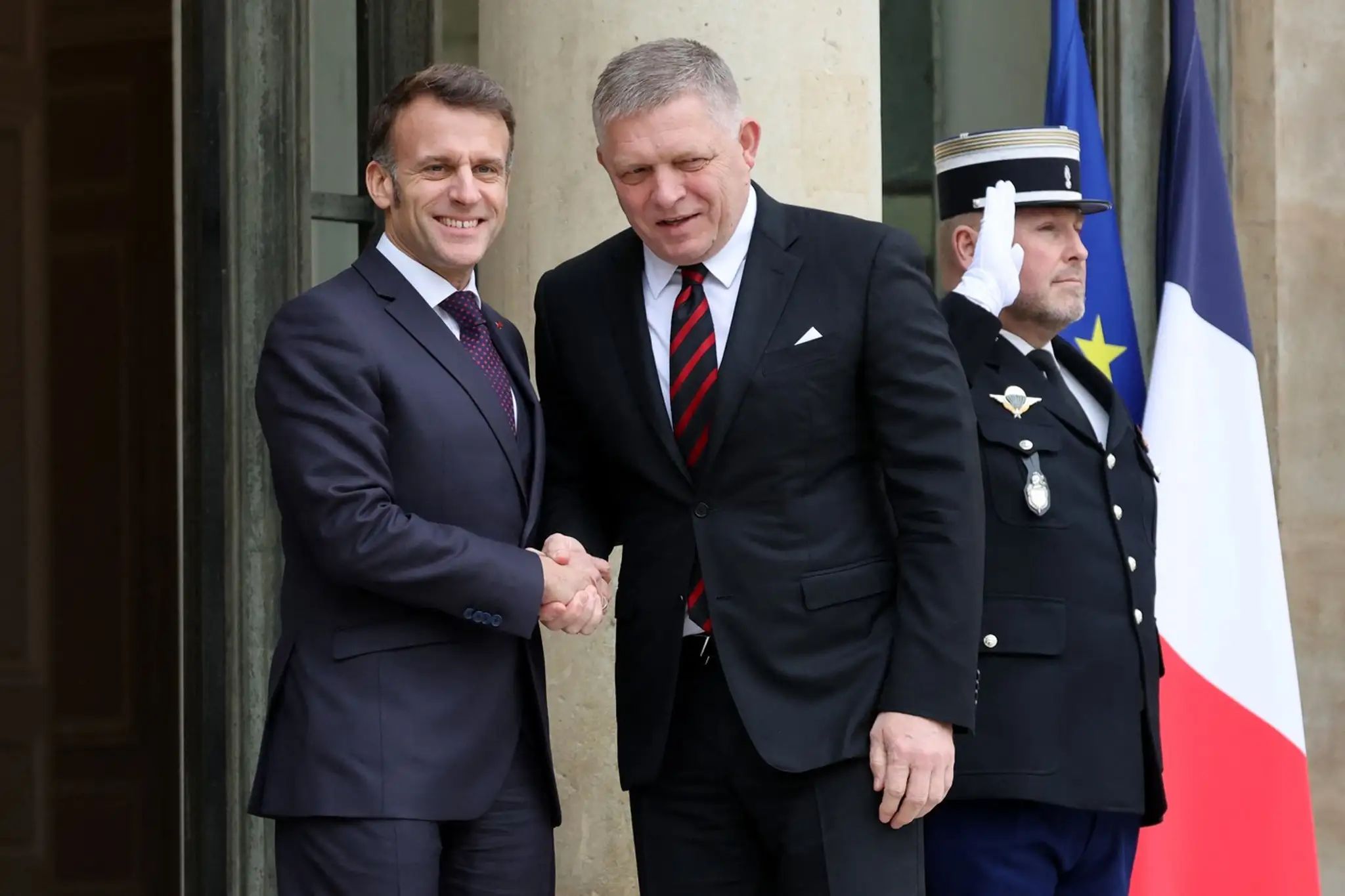 Slovenského premiéra Roberta Fica prijal v Elizejskom paláci francúzsky prezident Emmanuel Macron.