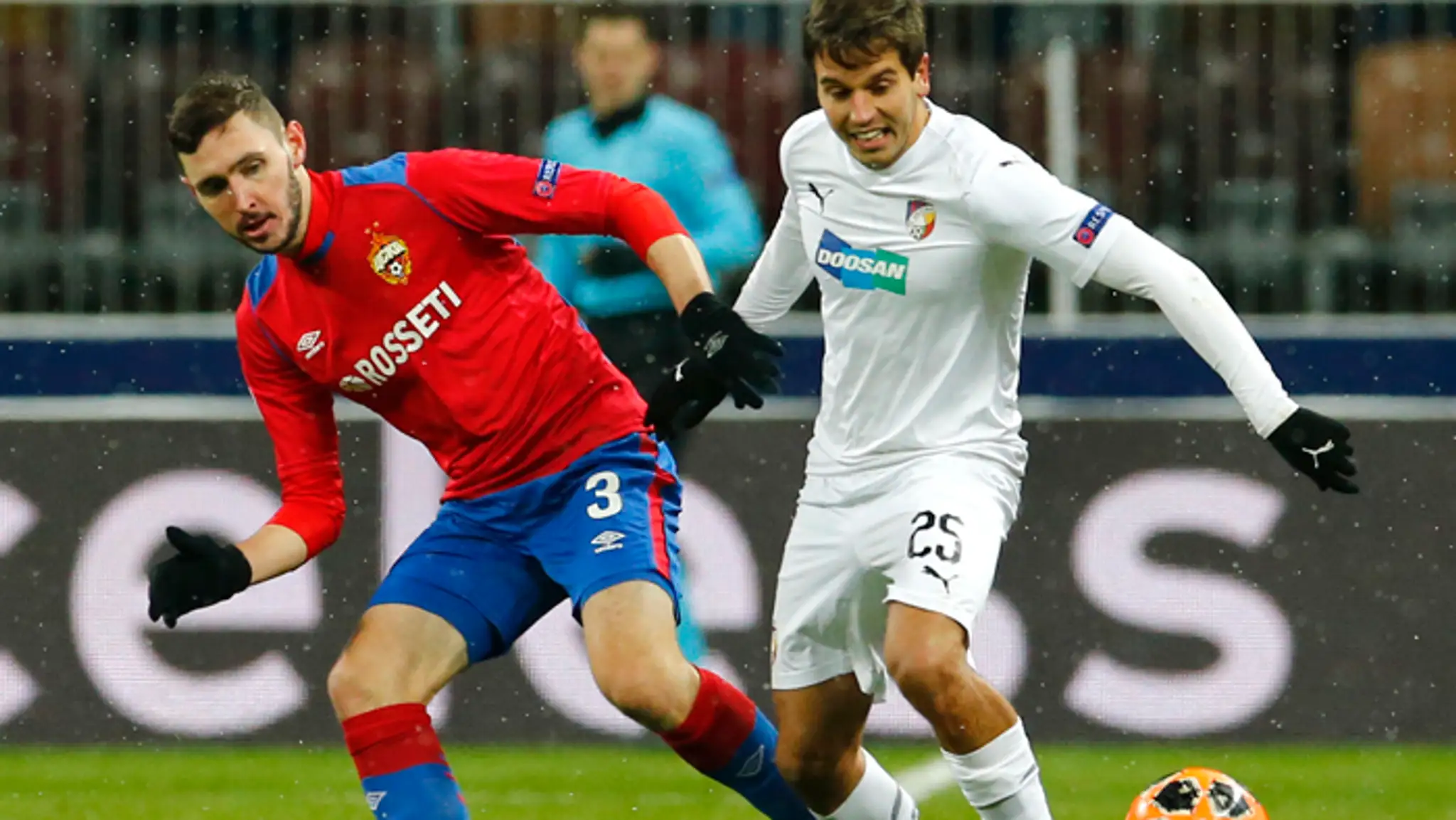 Nikita Černov (vľavo) z CSKA Moskva a Aleš Čermák z Viktorie Plzeň.